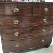 English chest from the early 18th century, mahogany veneer.