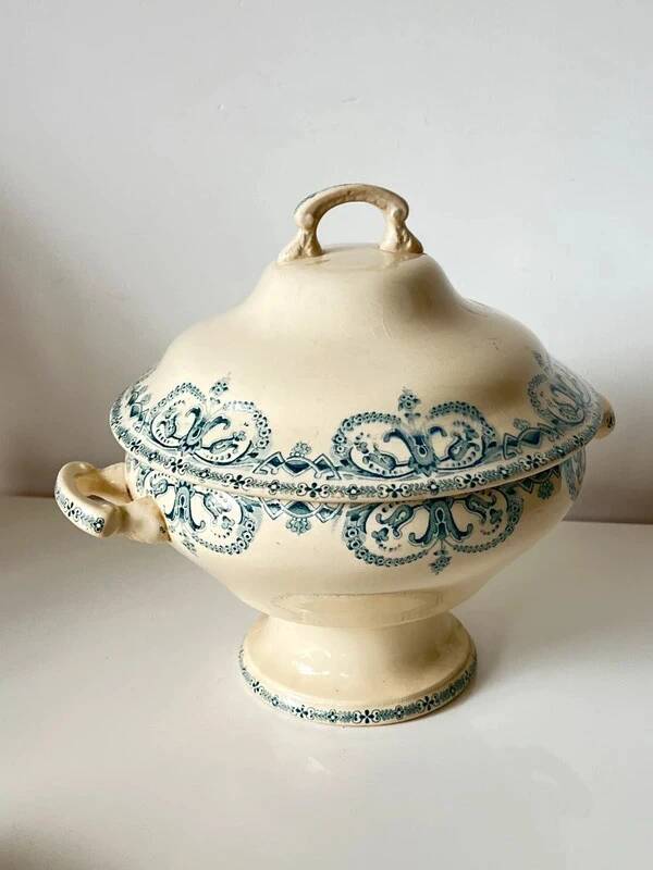 Antique soup tureen, Terre de Fer – blue decoration – Caiffa planters "Garland" 19th century