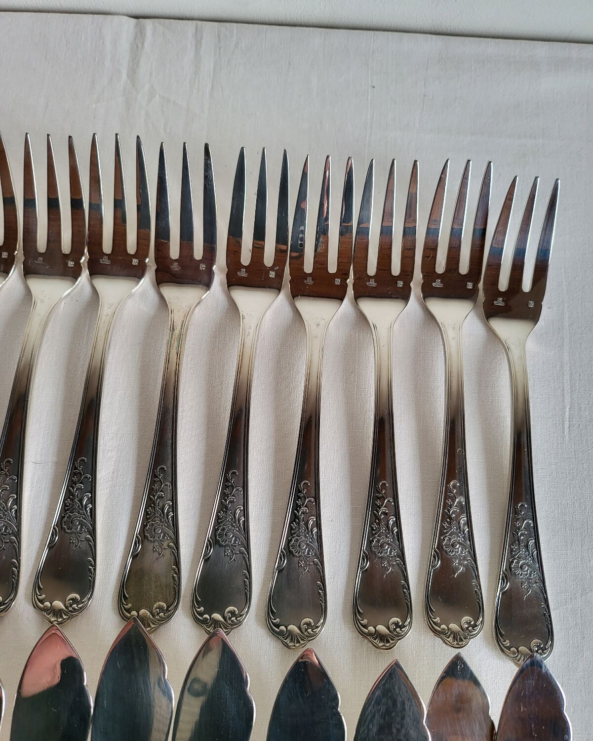 12 silver-plated metal fish cutlery pieces by Guildar, 24 pieces.