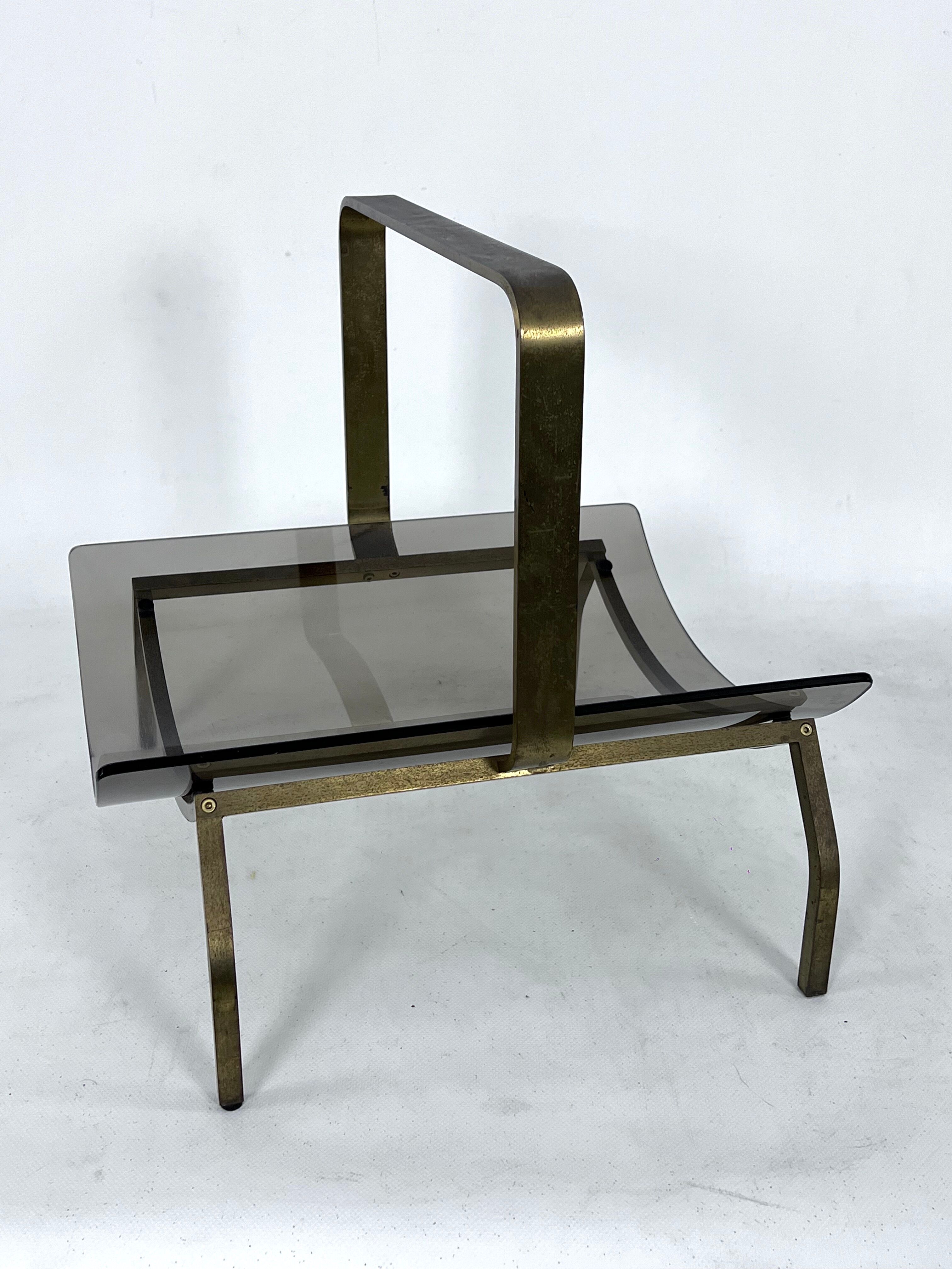 Fontana Arte, Mid-Century brass and curved glass magazine holder. Italy 1960s