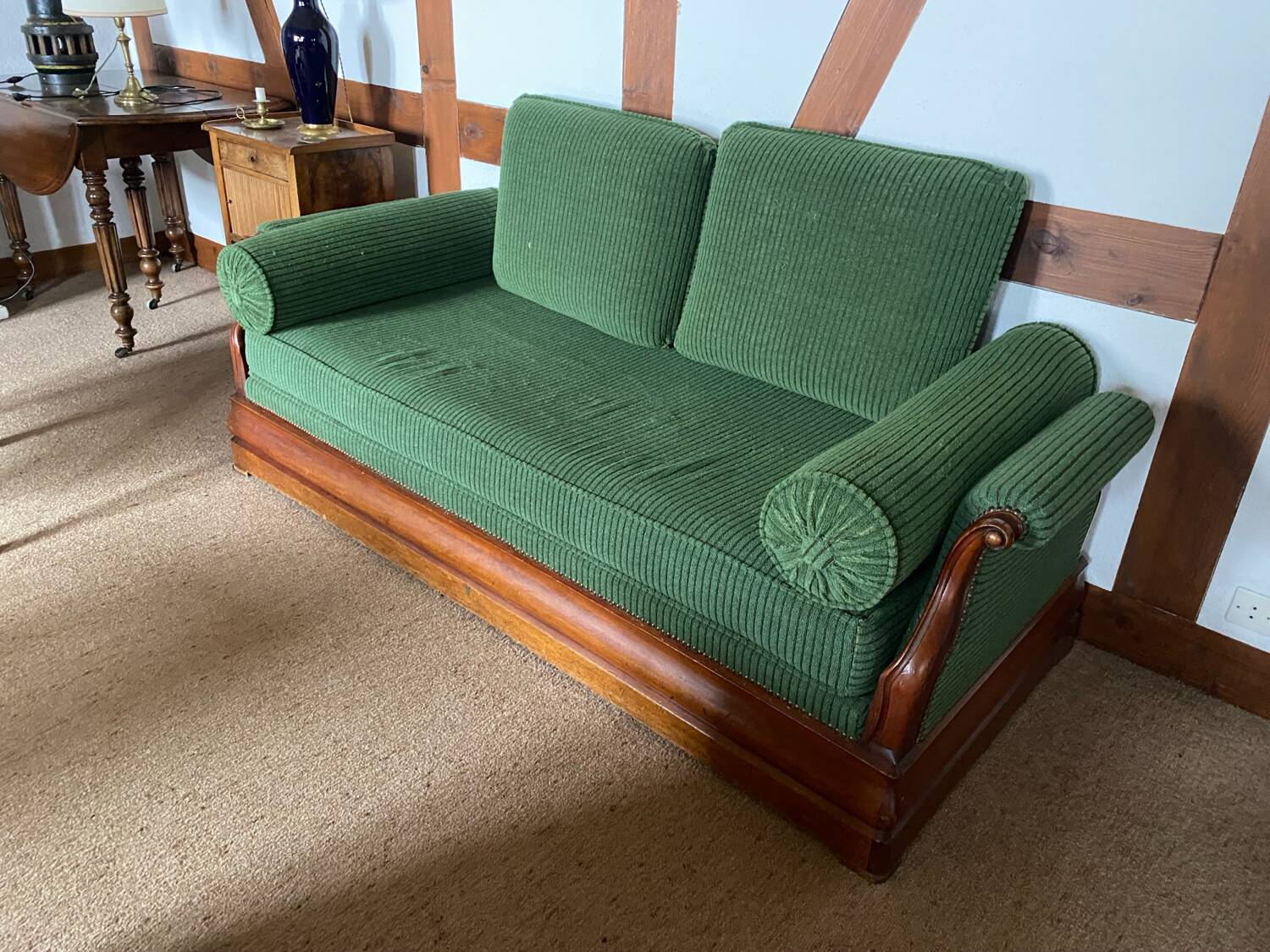 Resting bed in mahogany with epic green velvet fabric from the 19th century.