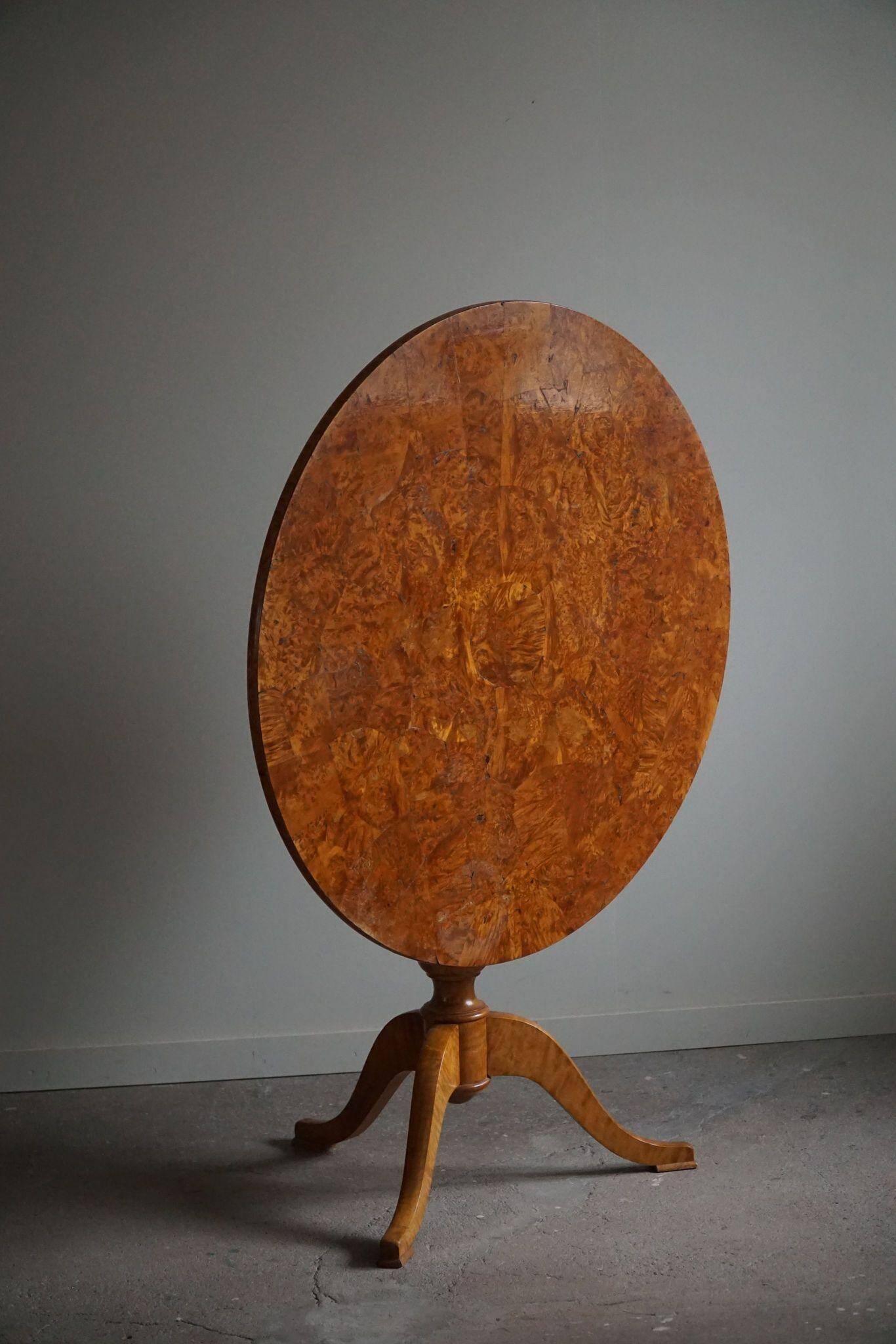 Antique Swedish round folding table in burl wood, early 19th century.