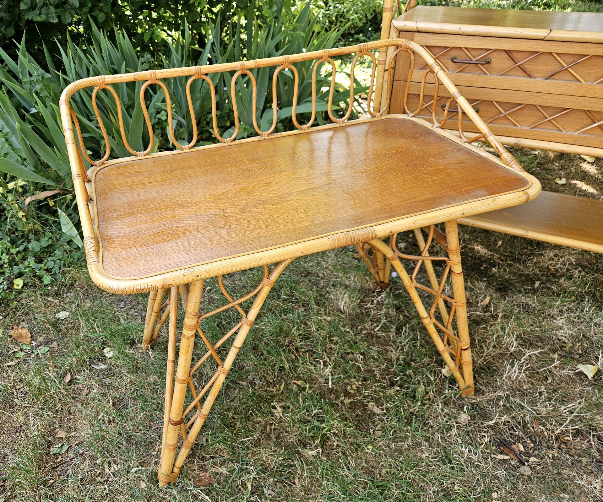 Rattan bamboo display shelf + vintage desk from the 50s-60s-70s.