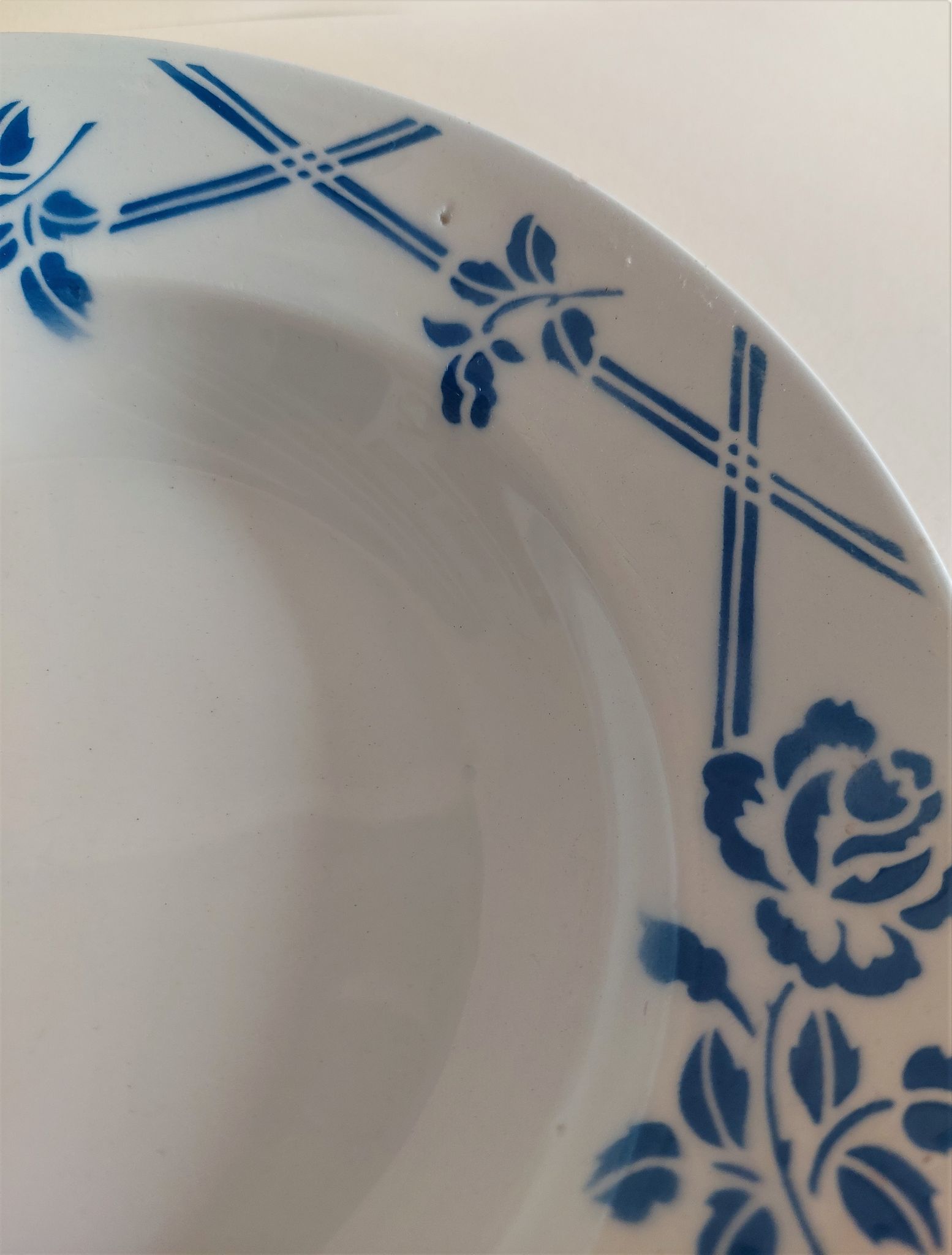 Hollow plates series of five Moulin des Loups Orchies model Bric blue