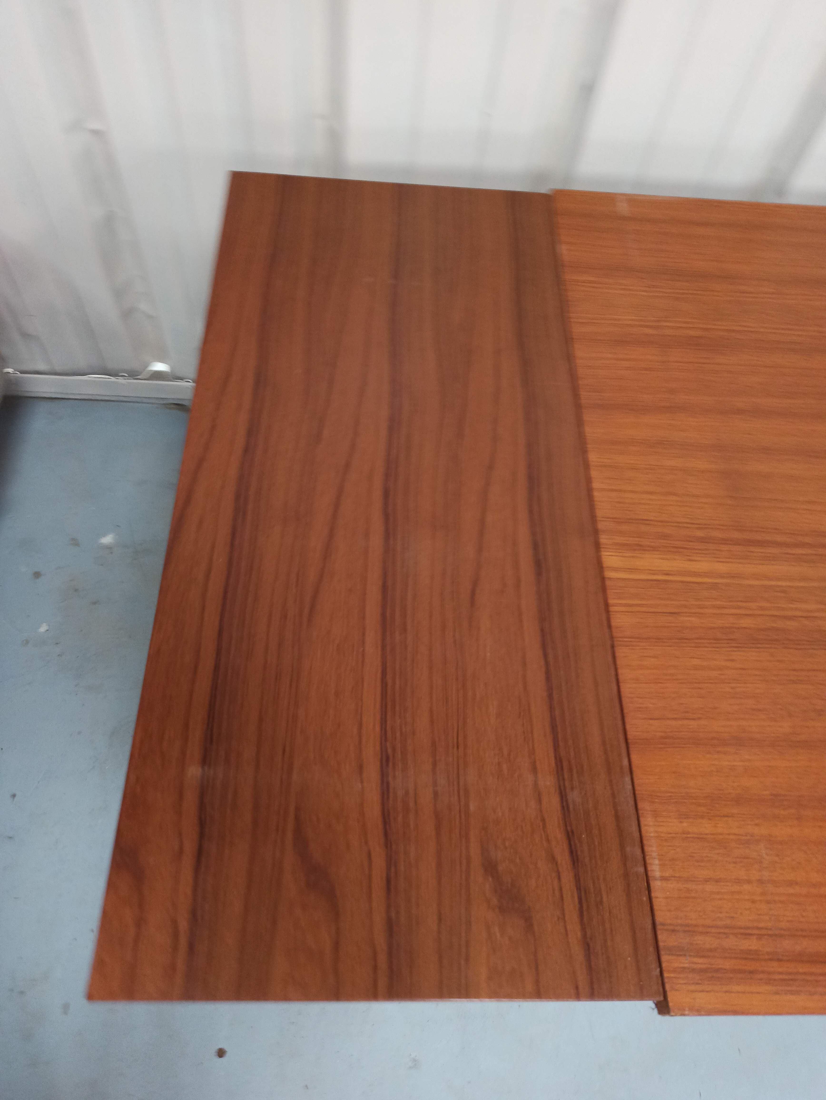 Scandinavian style table 50 year with 2 elongations