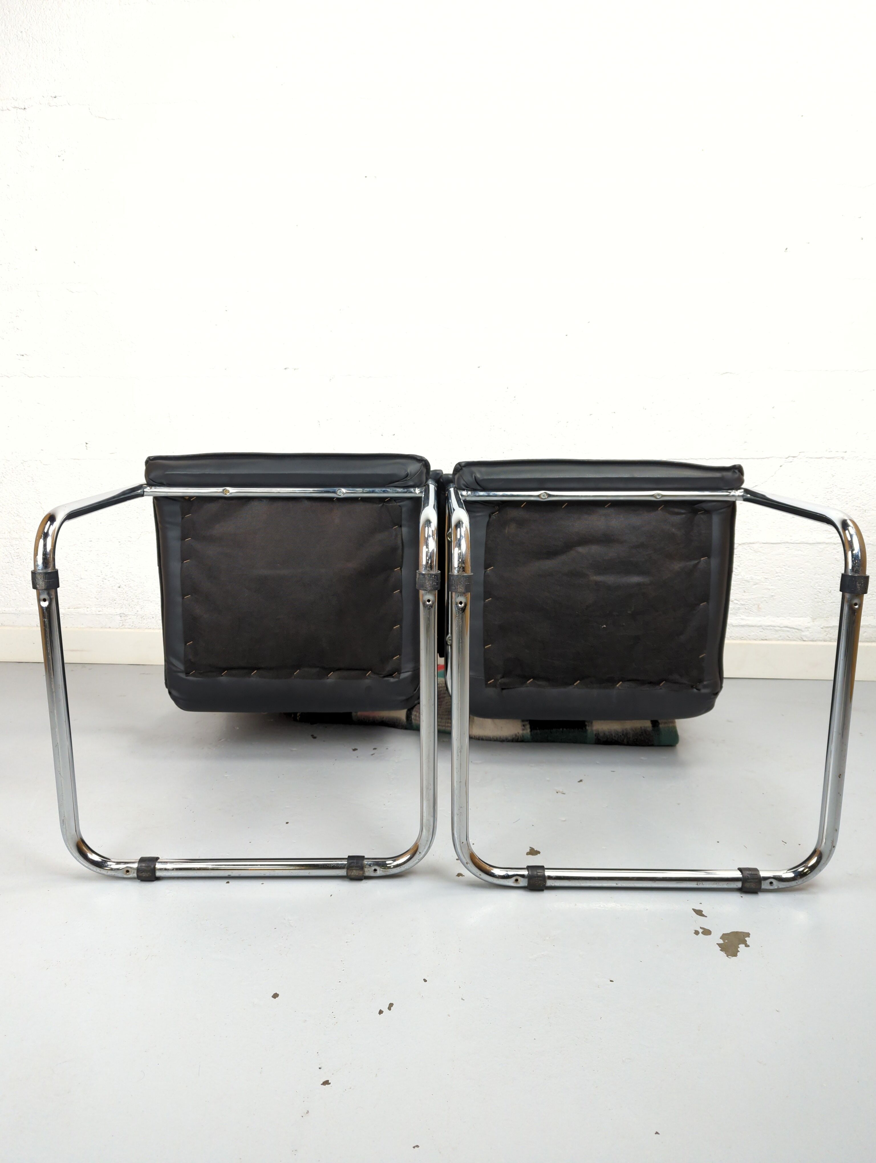 Paire de fauteuils de bureau cuir et structure tubulaire chromé