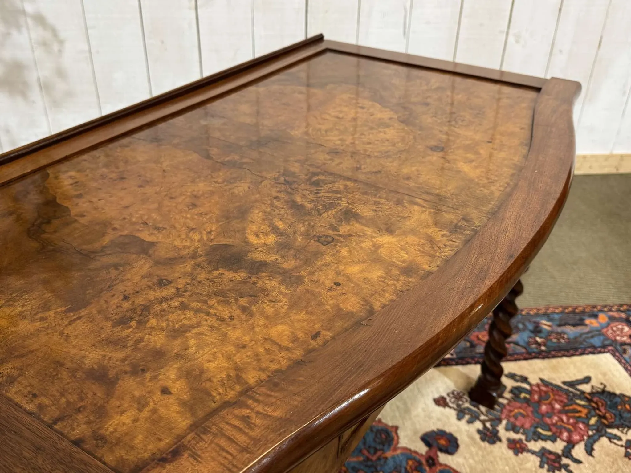 English desk table in walnut burl from the early 20th century.