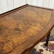 English desk table in walnut burl from the early 20th century.