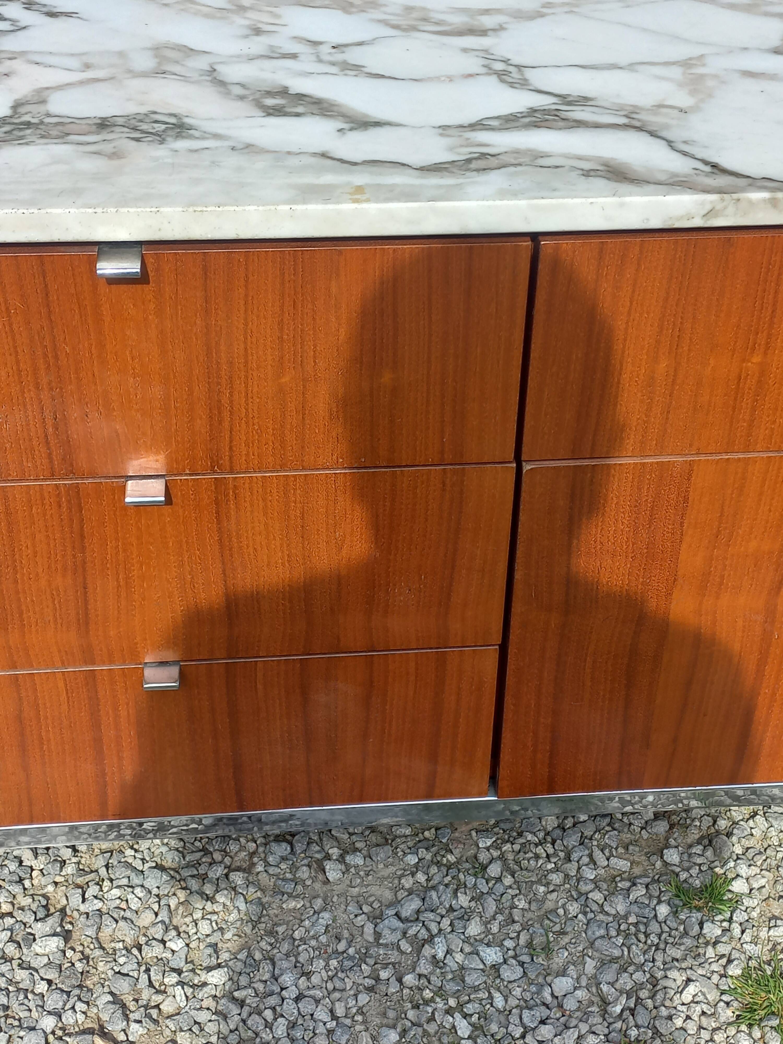 Florence Knoll buffet in wood and marble with chrome legs from the 1970s.