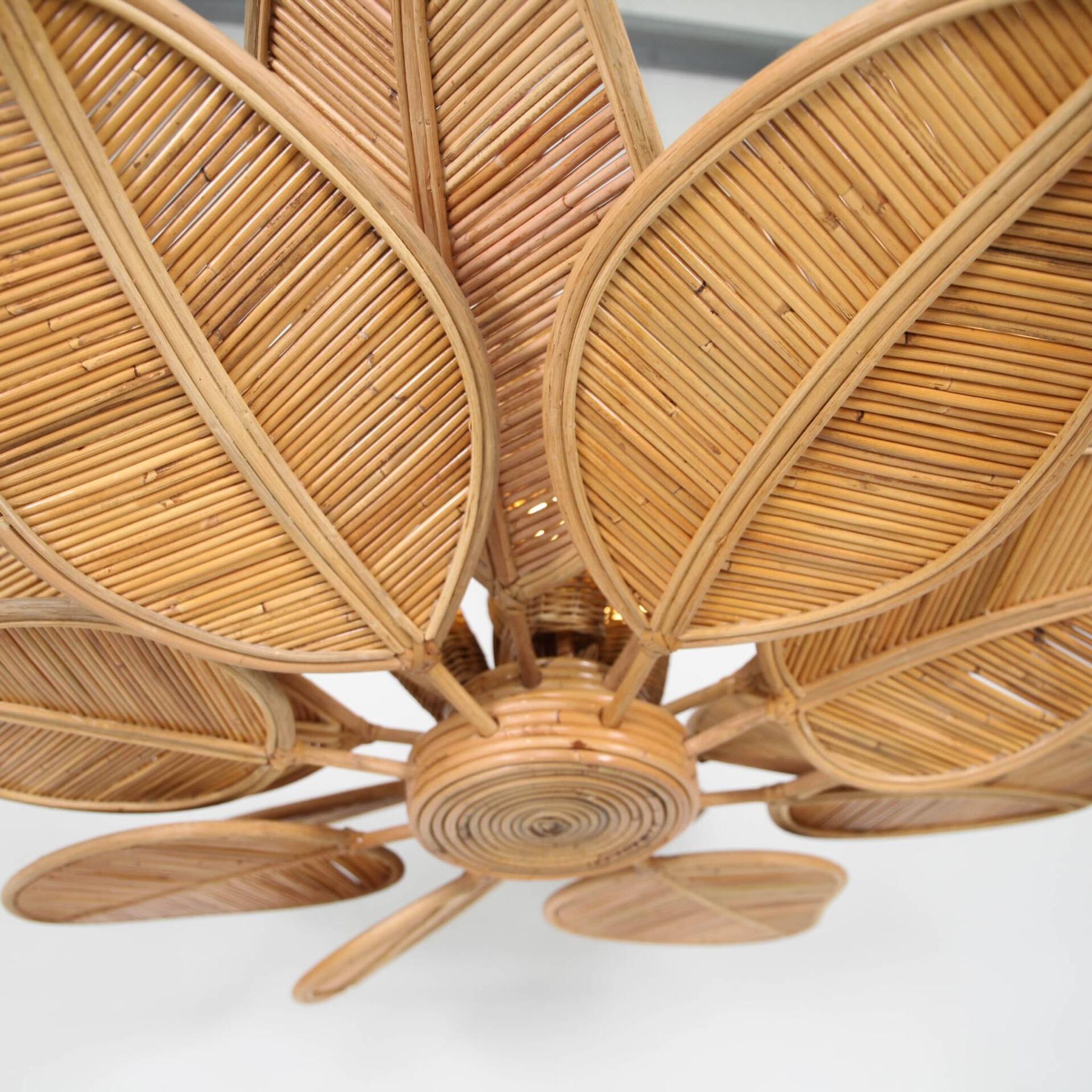 Lustre « fleur » en rotin 