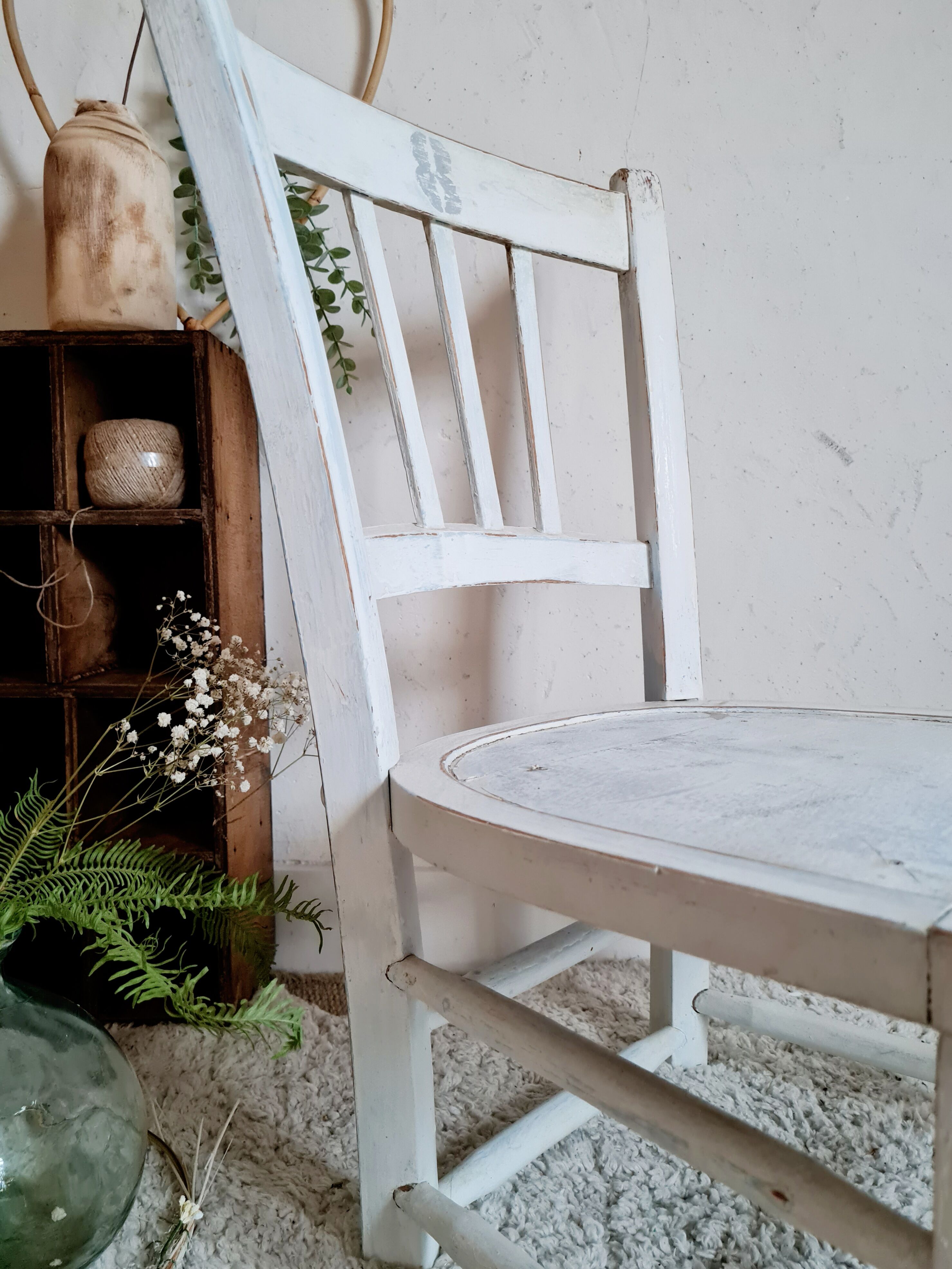 Chaise bistrot en bois ancienne patine blanche