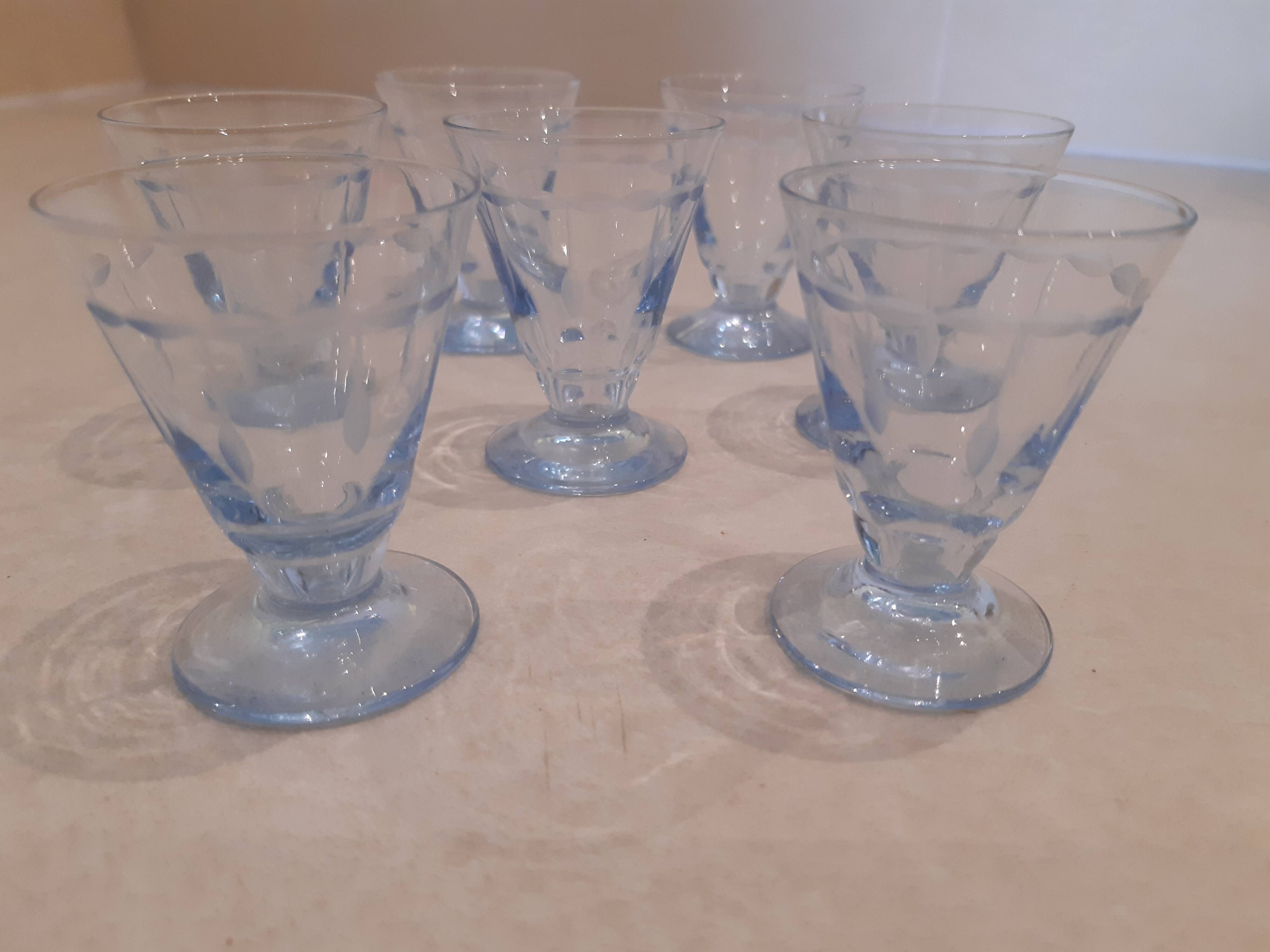 Lot de 7 petits verres à alcool en cristal très finement ciselé bleu.