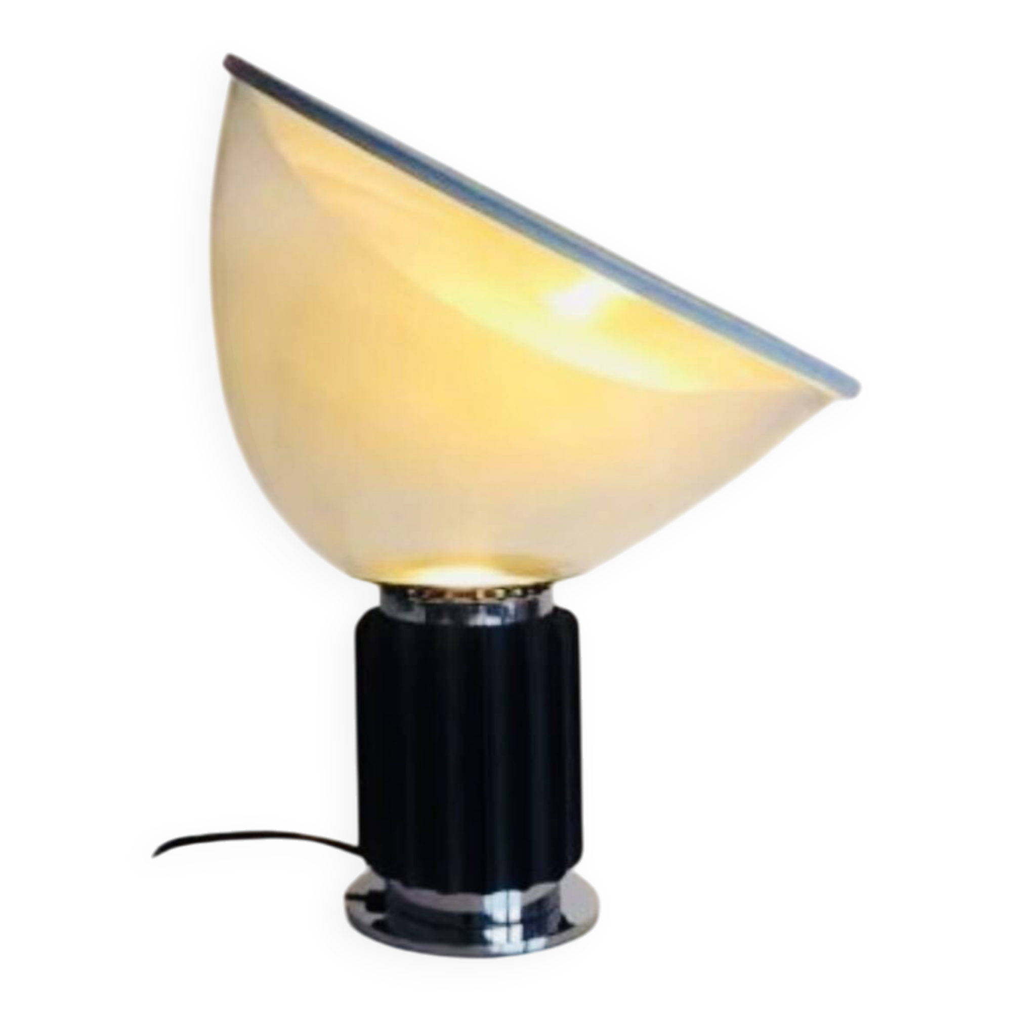 Superb lamp inspired by the iconic Taccia model by Flos.