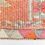 Tapis runner kilim vintage, style bohème, tons orange, rose et lilas pastel