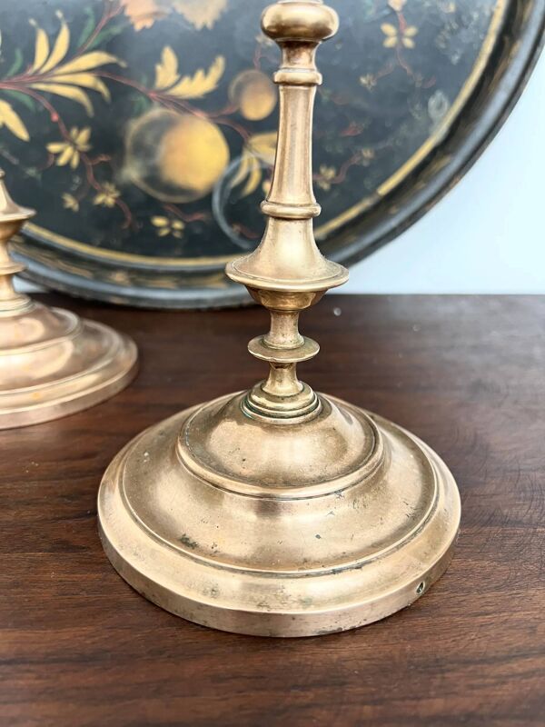 Paire de bougeoirs anciens en laiton rosé tourné (24 cm)