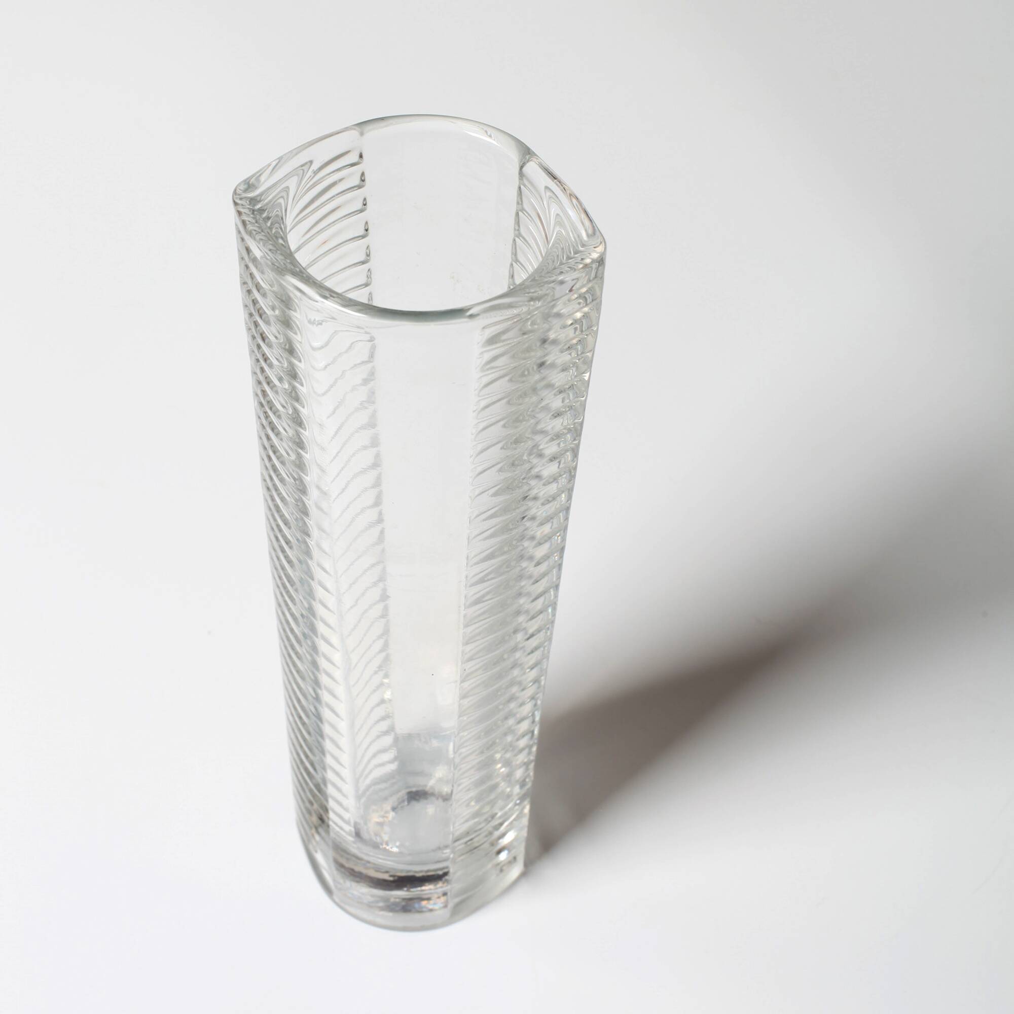 Vase vintage en verre pressé clair et élégant par Miloš Filip / Nemšová / 1962