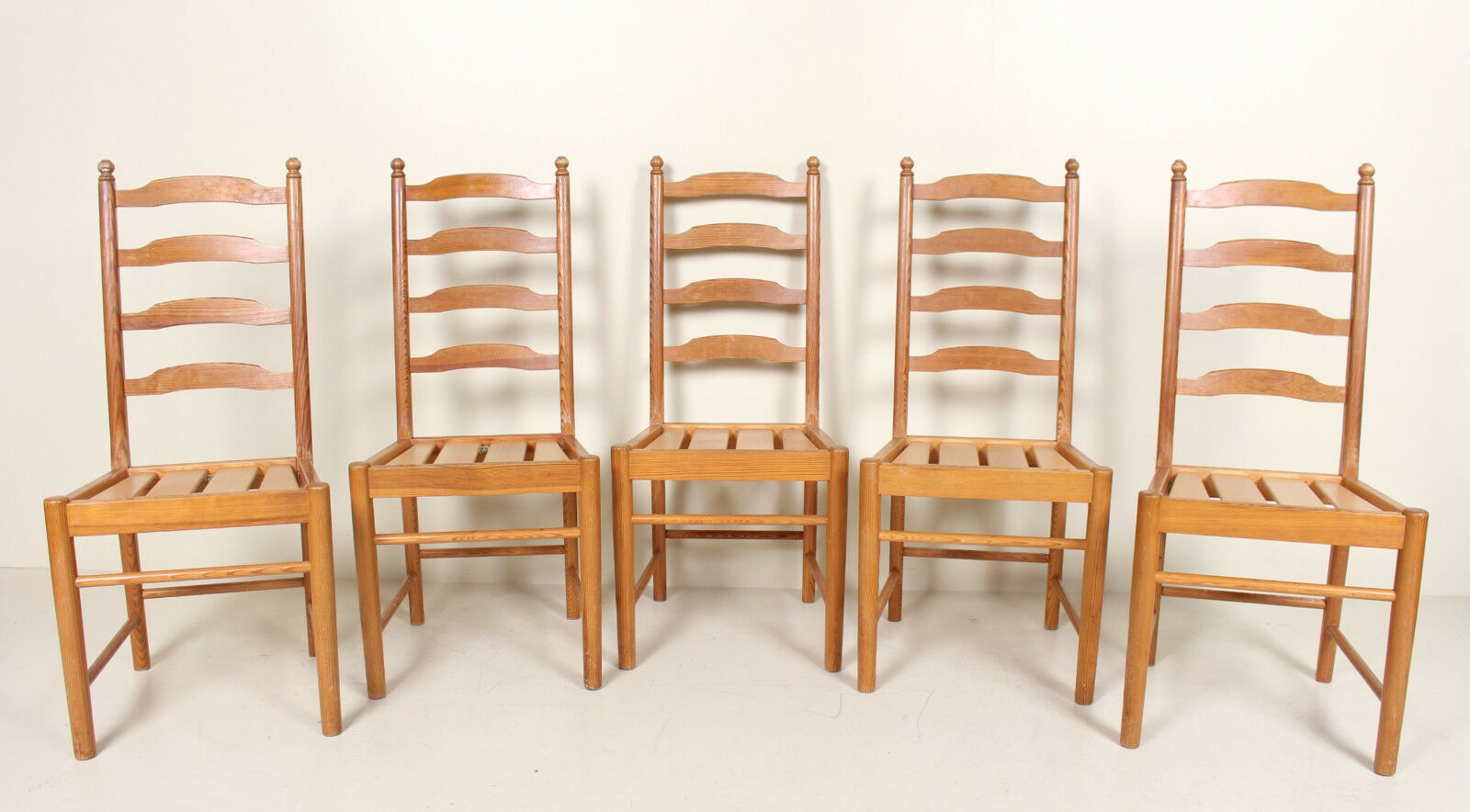 Dining table and 5 chairs of vintage Ercol pine refectory