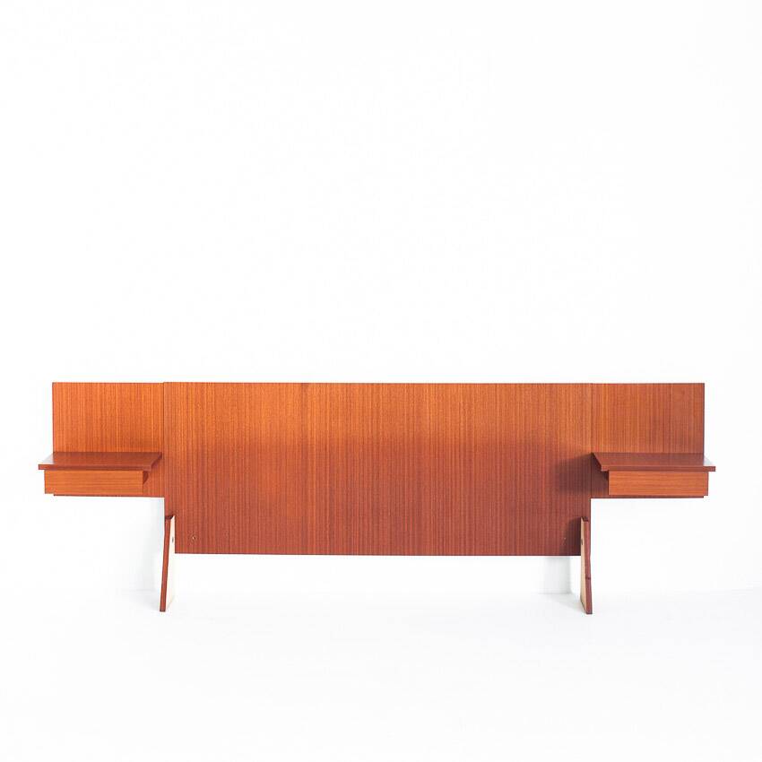 Tête de lit vintage de style scandinave. Deux tables intégrées. France, années 1970.