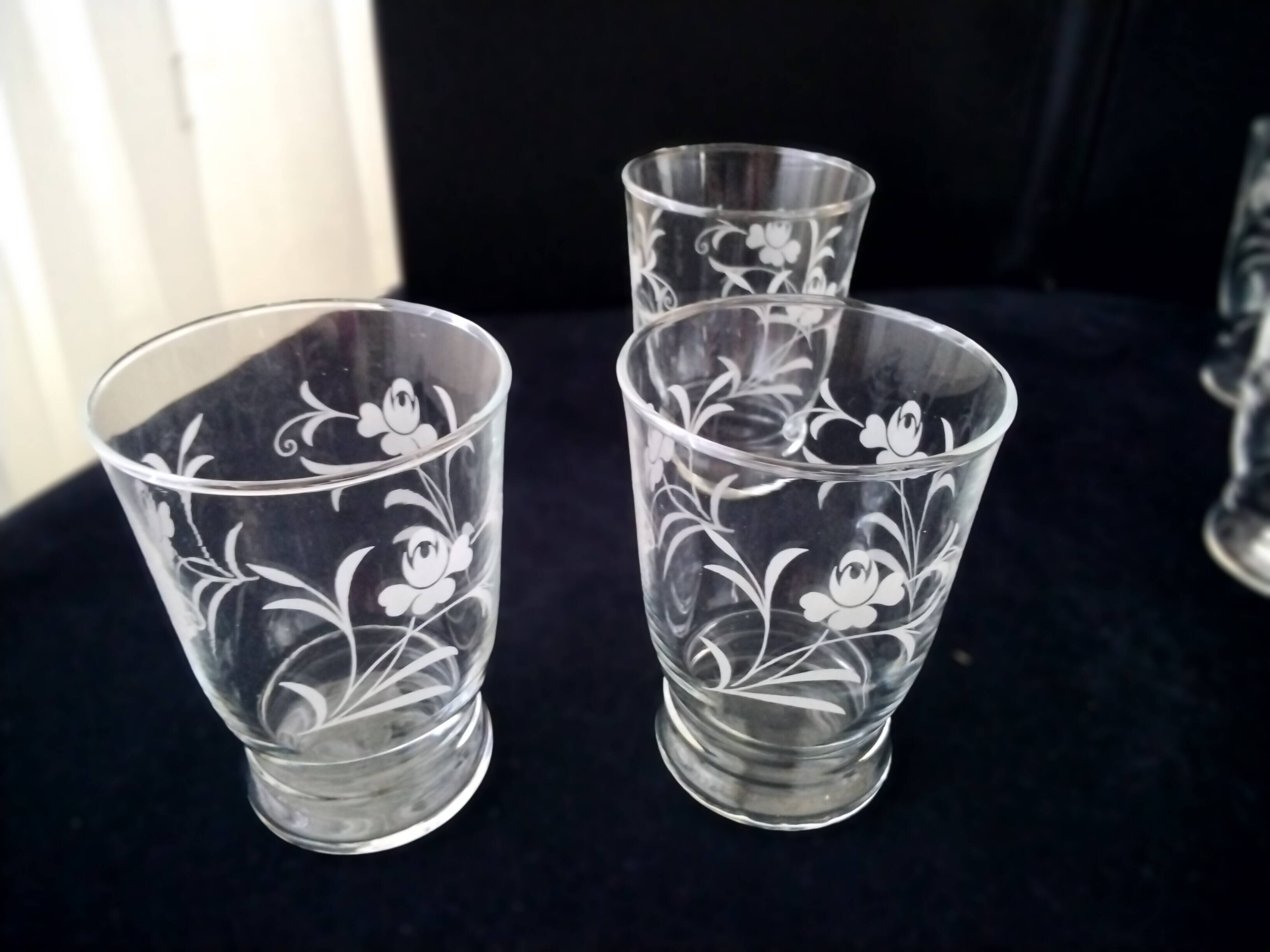 6 Vintage goblet-shaped table glasses Engraved decor