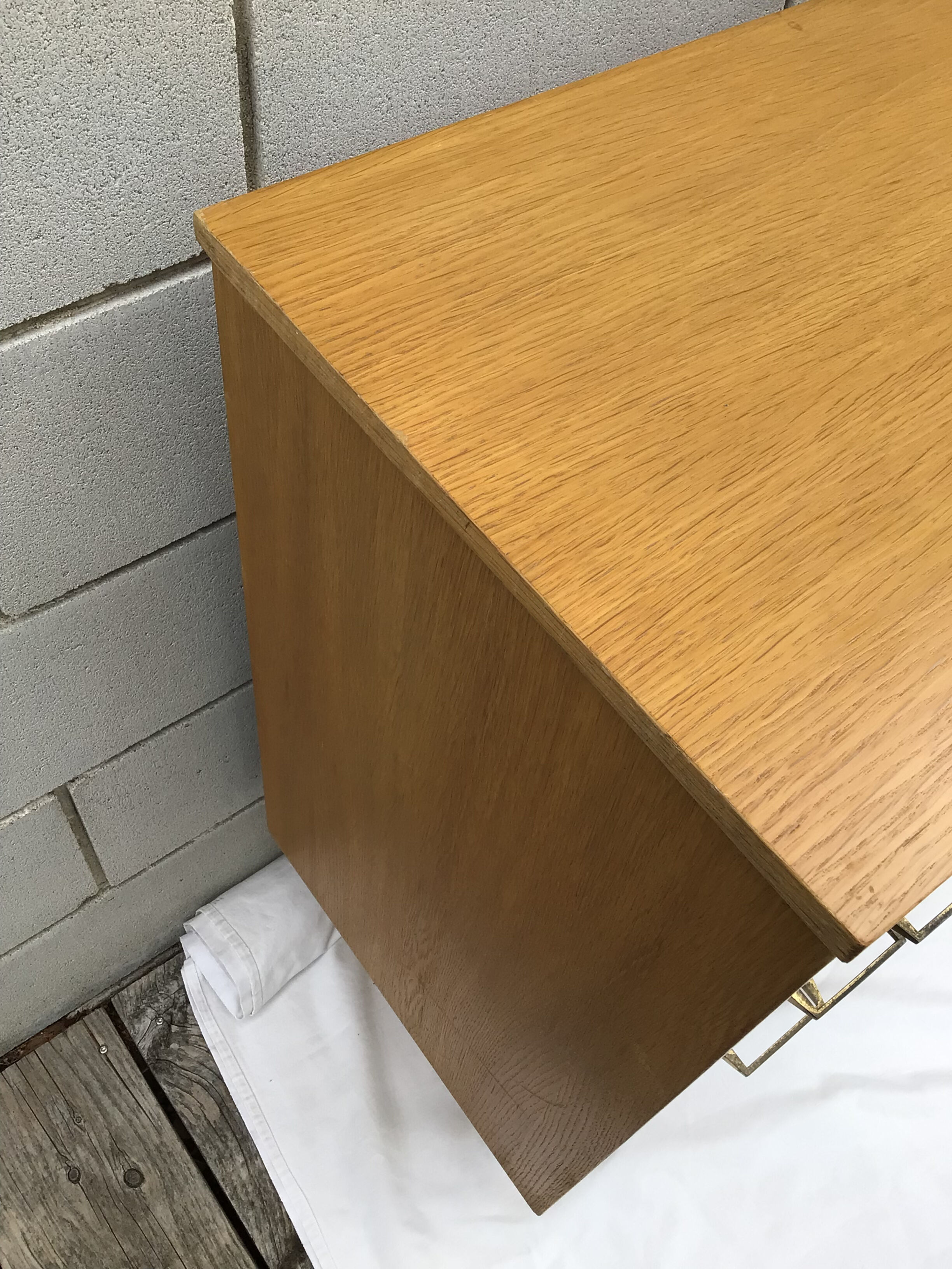 Commode plaquage chêne pieds fuseaux années 60