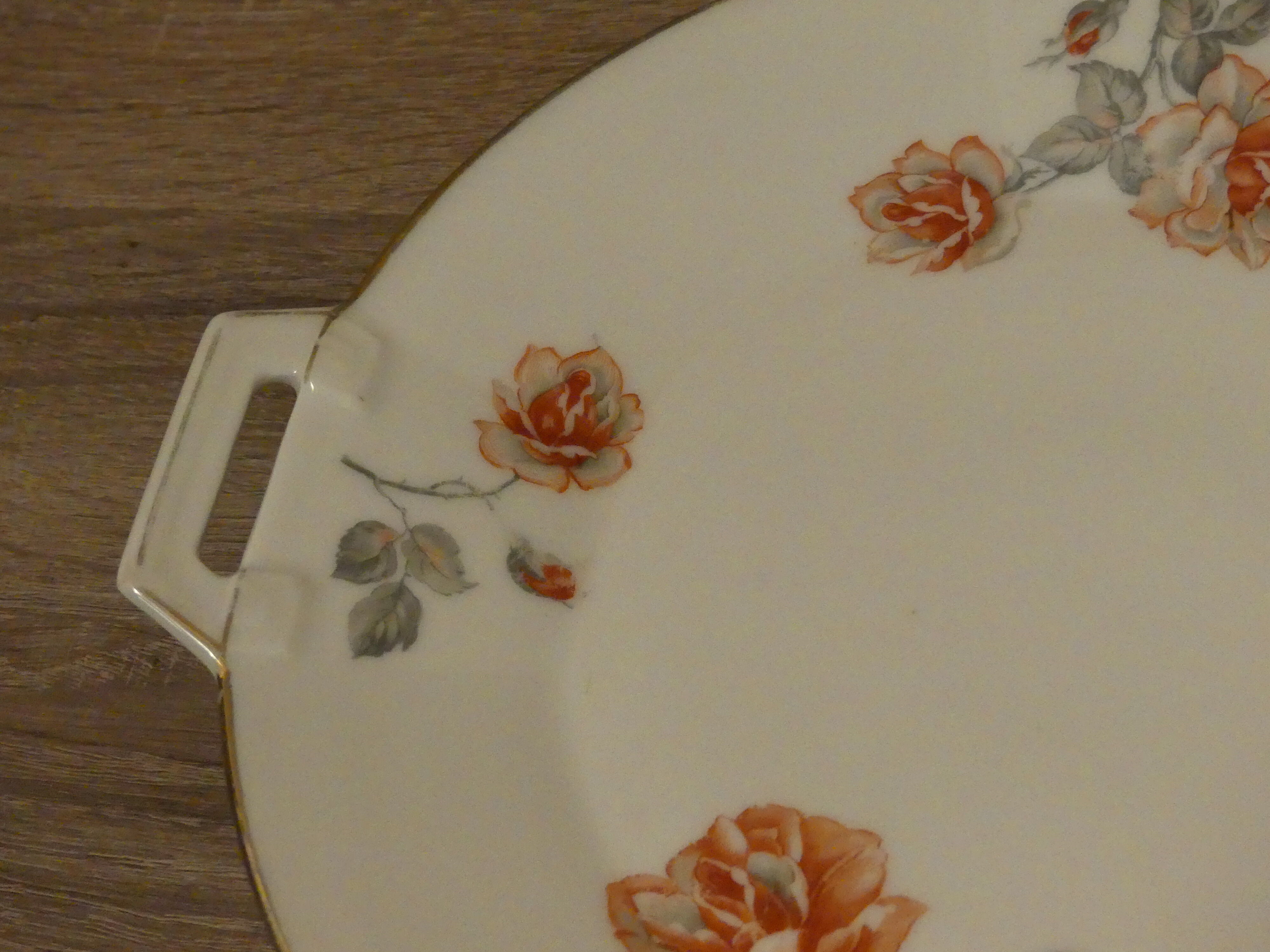 Porcelain top decorated with roses
