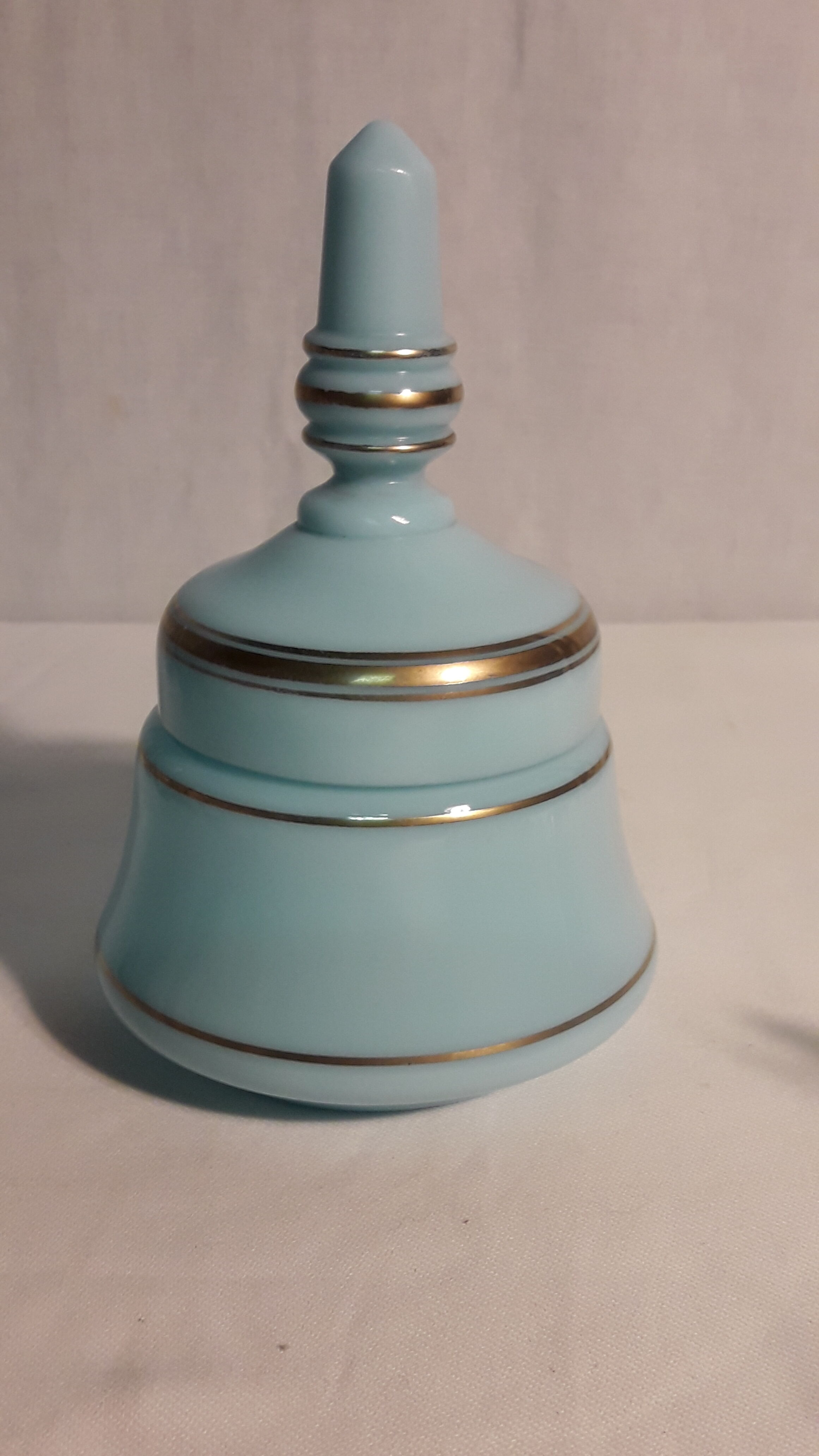 Pot à coton en opaline bleu turquoise et liseret doré