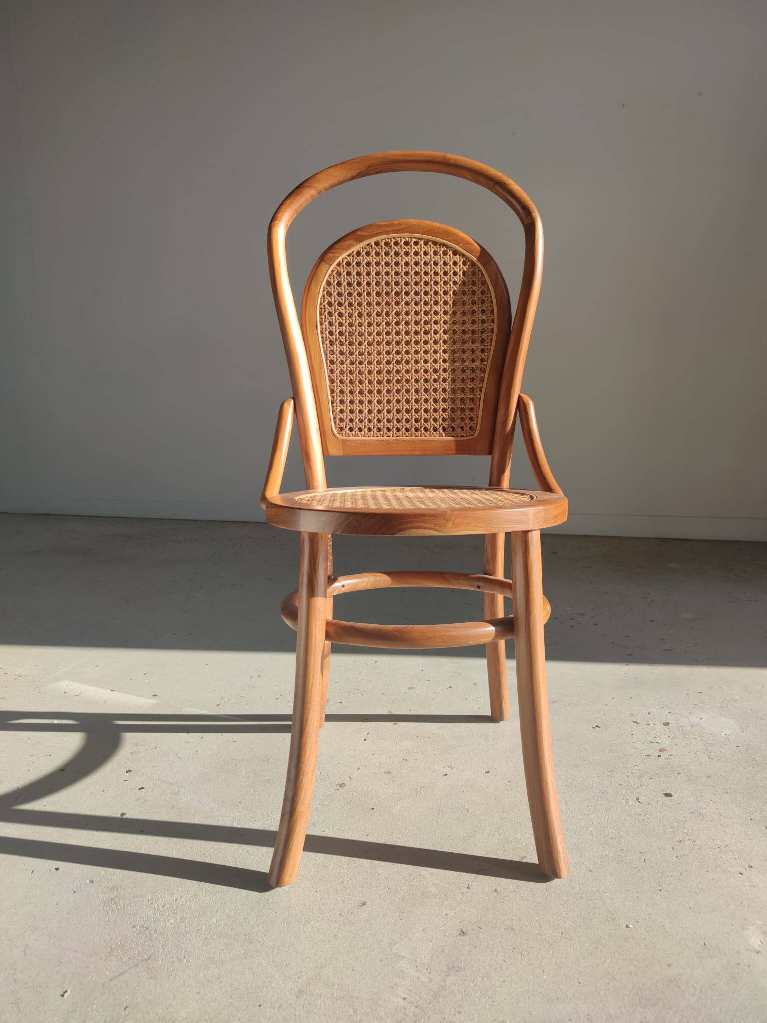 Chaise cannée en bois naturel
