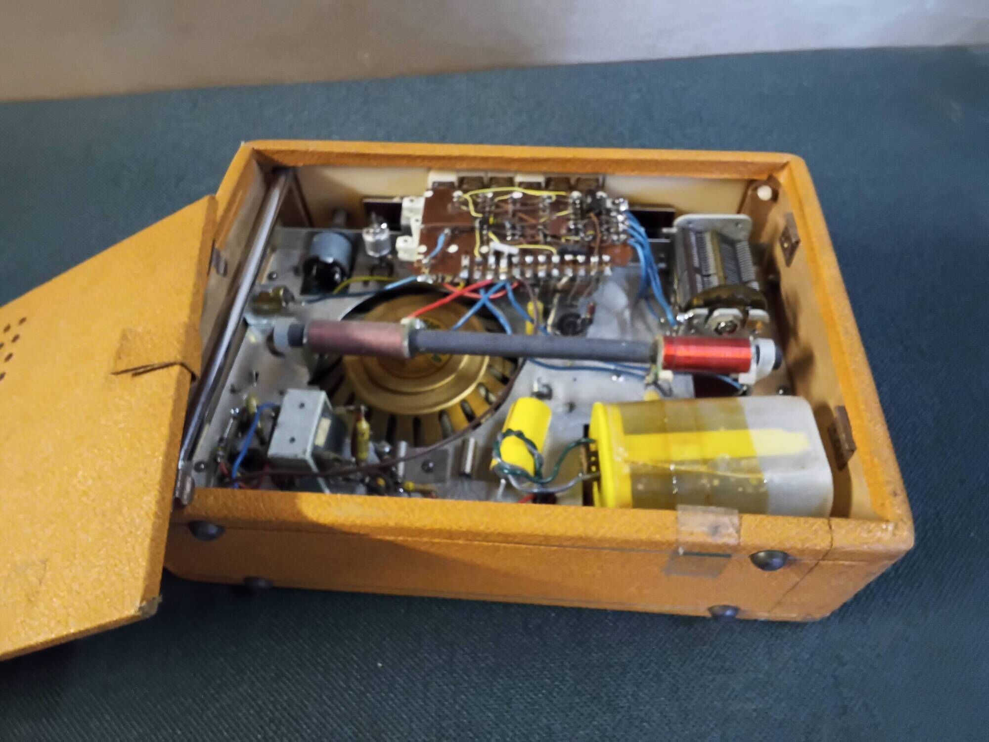 Poste radio transistor avec Sacoche