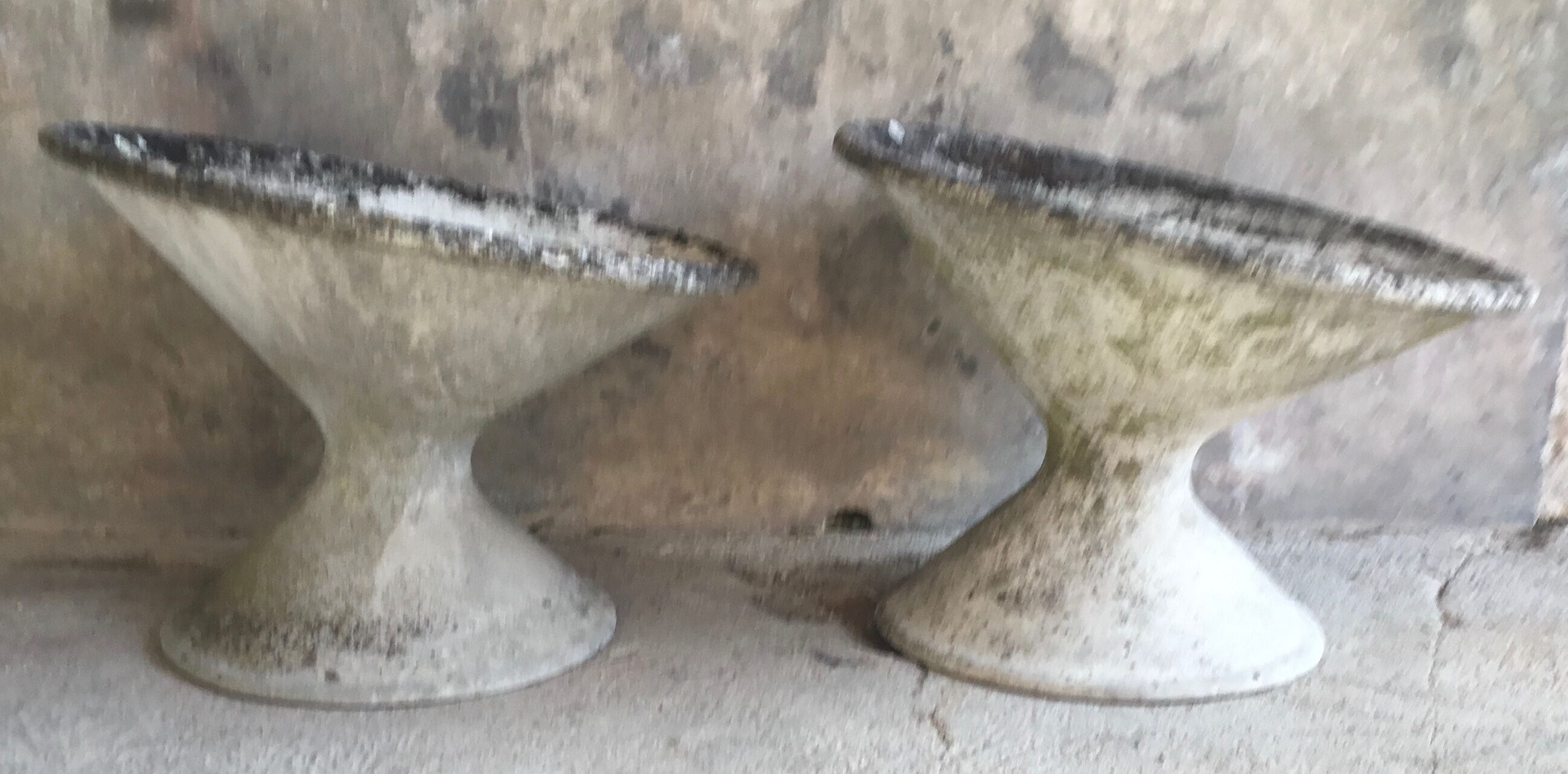 Pair of diabolo planters in fiber cement - vintage 1950