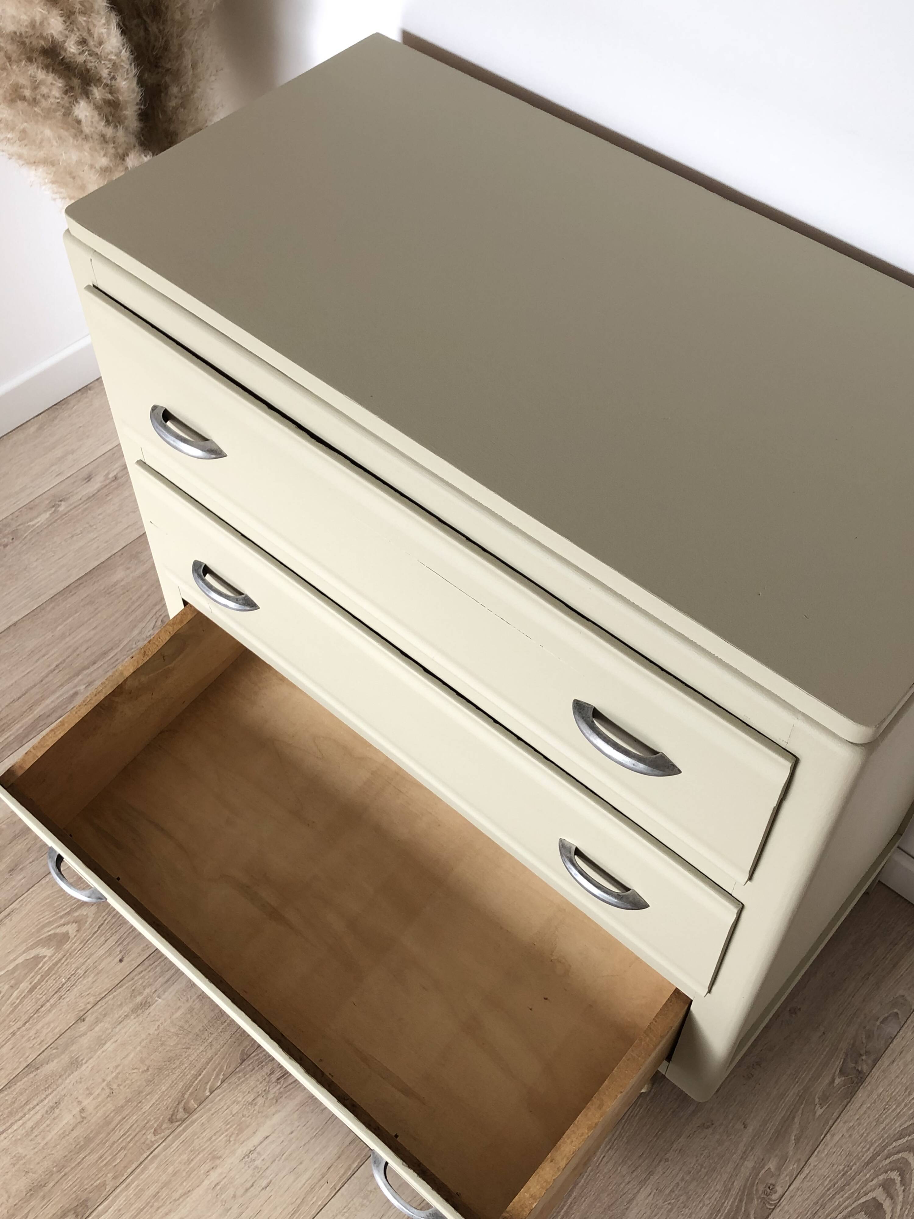 Commode vintage couleur crème d'artichaud