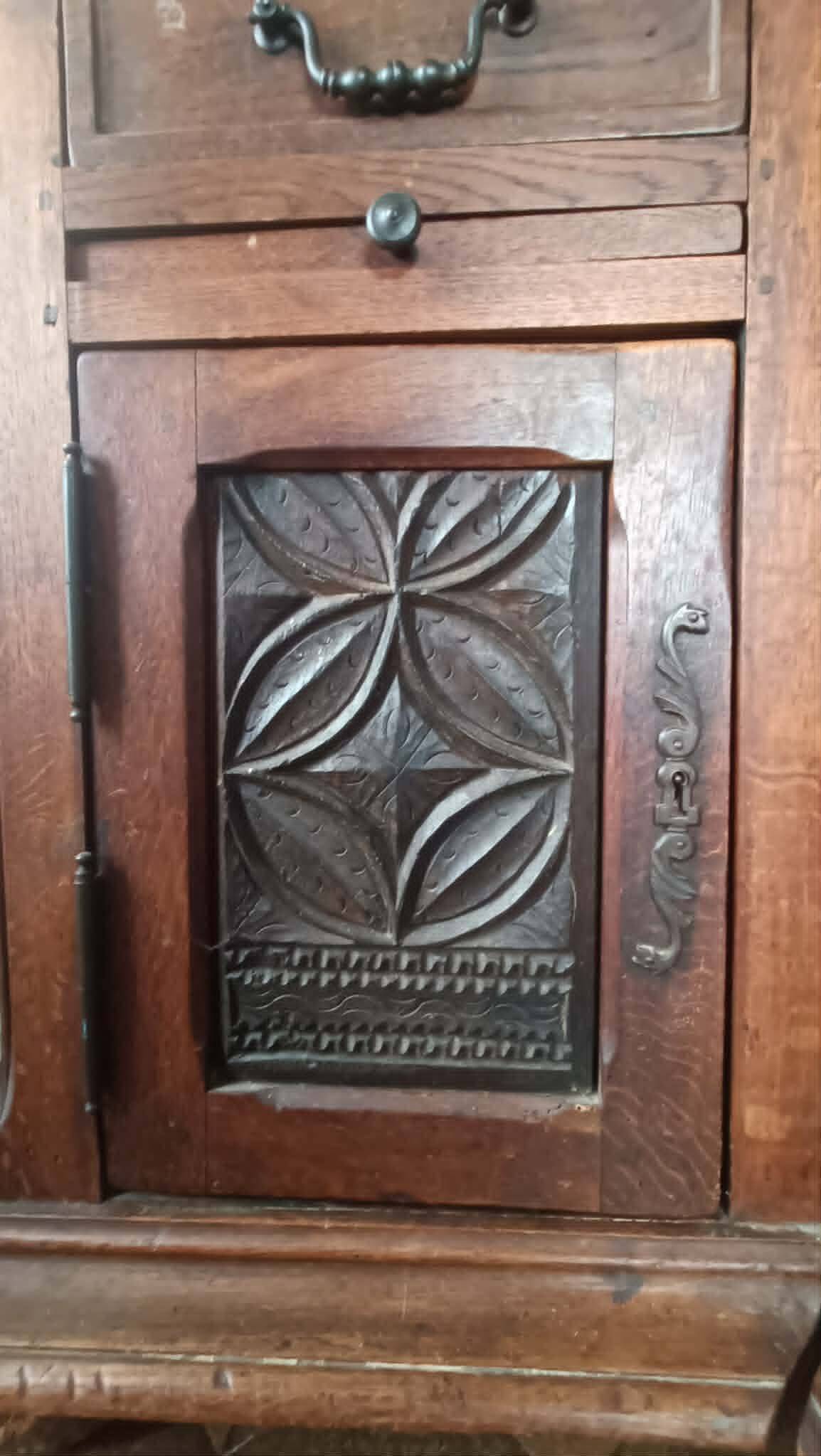 Grand meuble breton ancien en chêne – éléments sculptés anciens