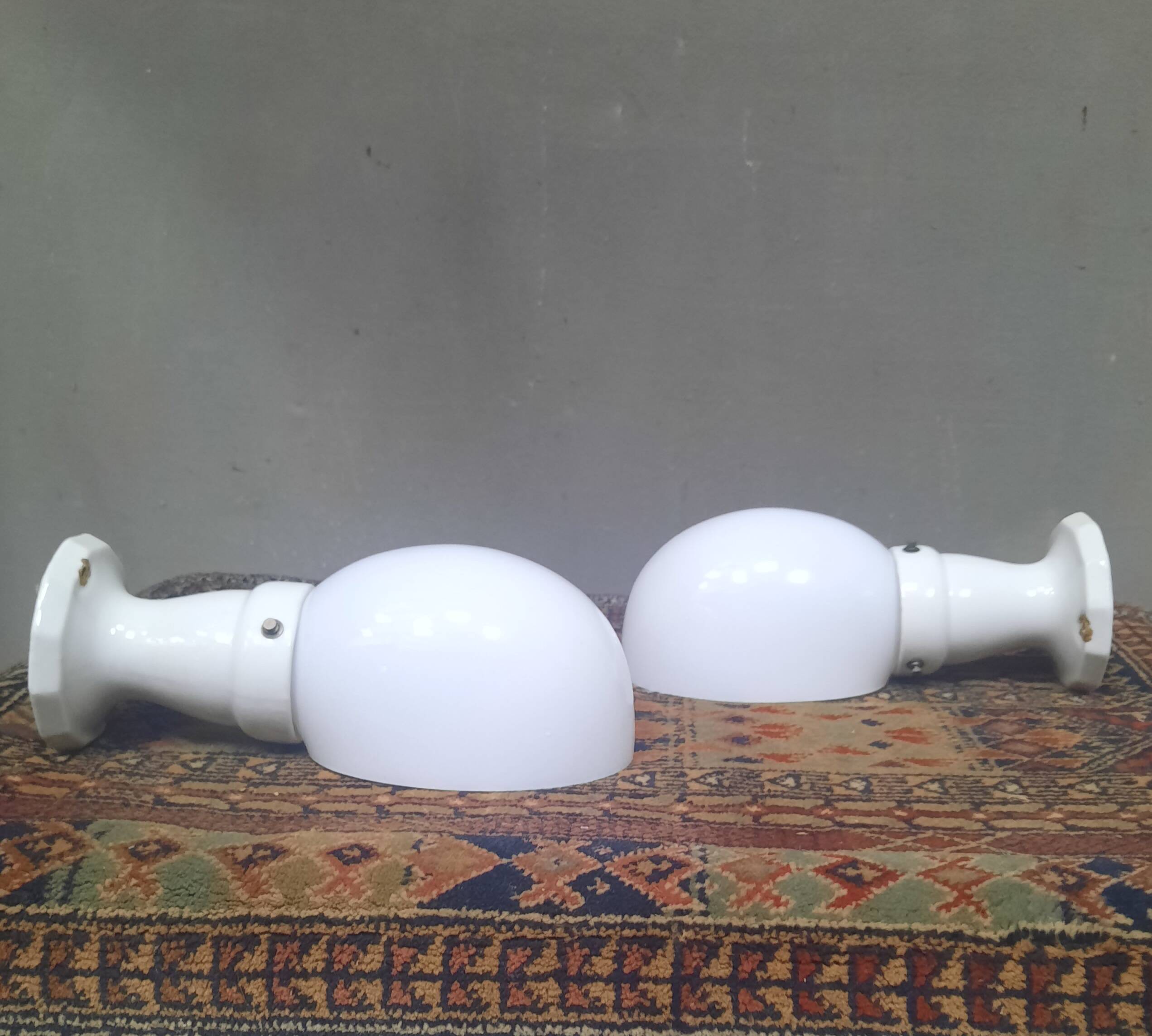 Pair of wall lights from the 1950s in porcelain.