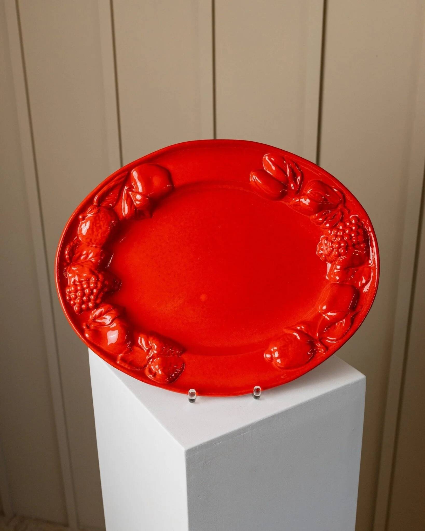 Large vintage oval ceramic platter XL from the 1980s - red glaze - fruit relief - Mid-Century design - Italy