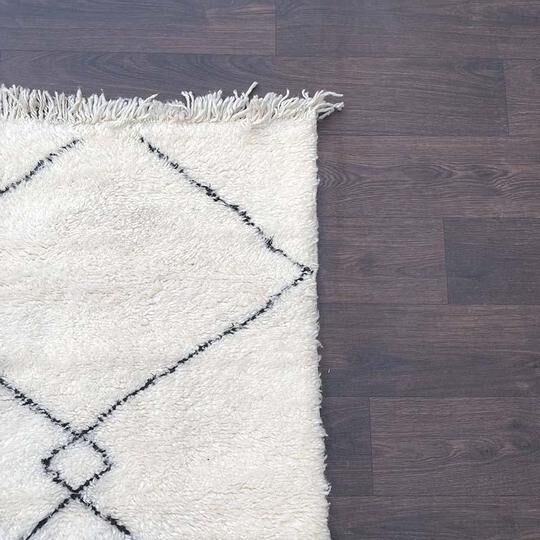 Berber carpet with black tangled diamonds