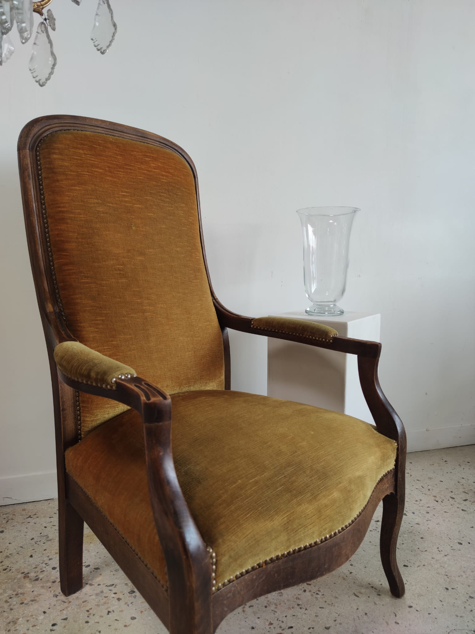 Fauteuil Voltaire garniture de velours jaune