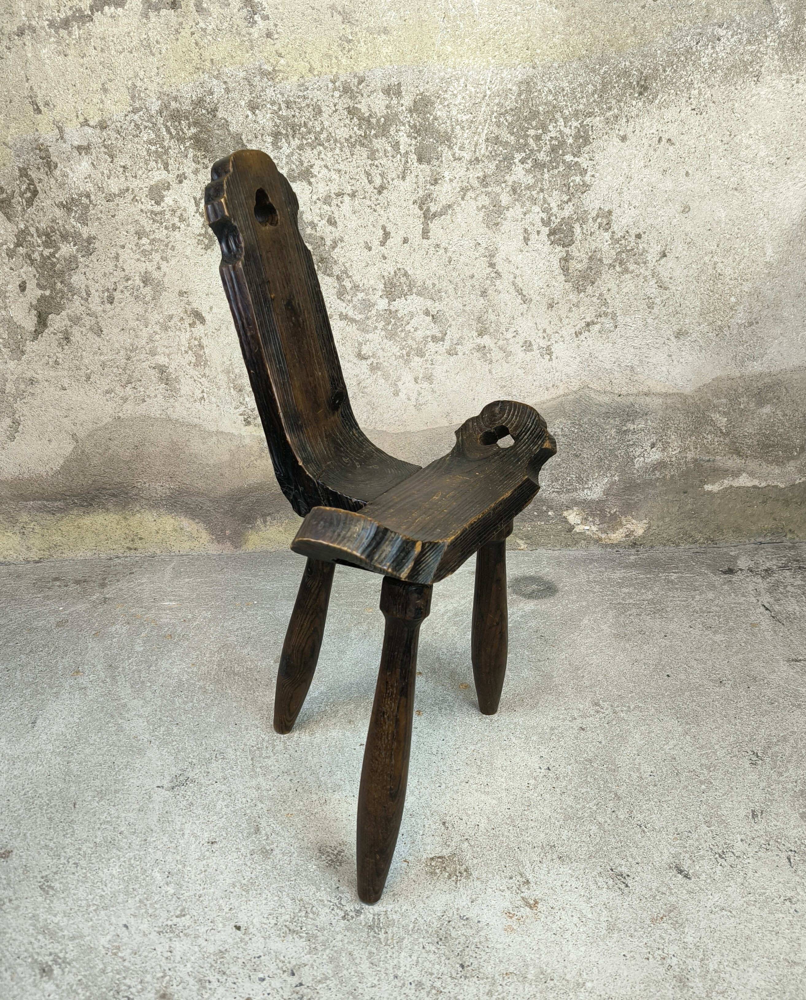 Chaise basse tripode brutaliste en bois