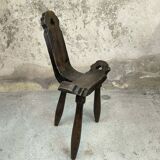 Chaise basse tripode brutaliste en bois