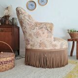 Fauteuil crapaud beige motifs floraux à franges