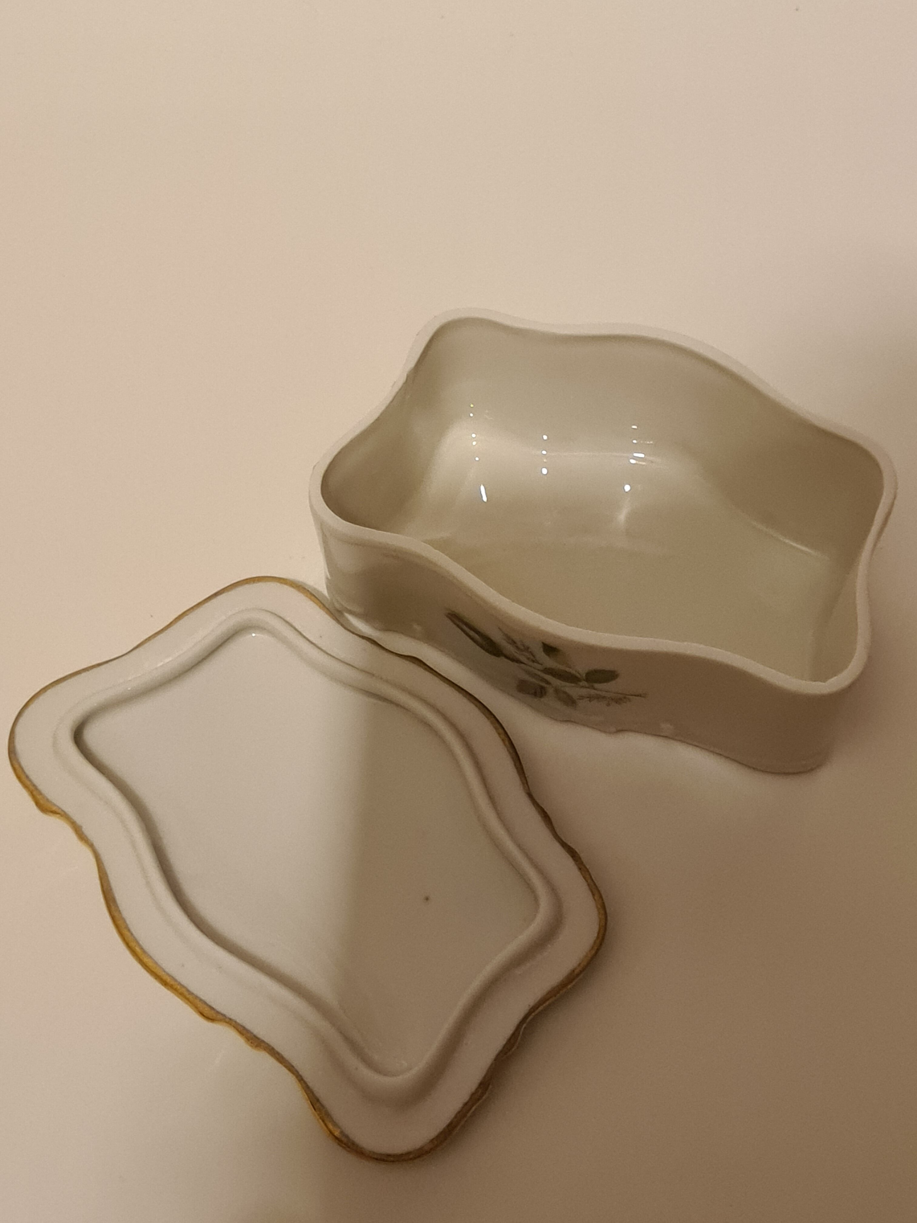 Limoges porcelain box decoration roses