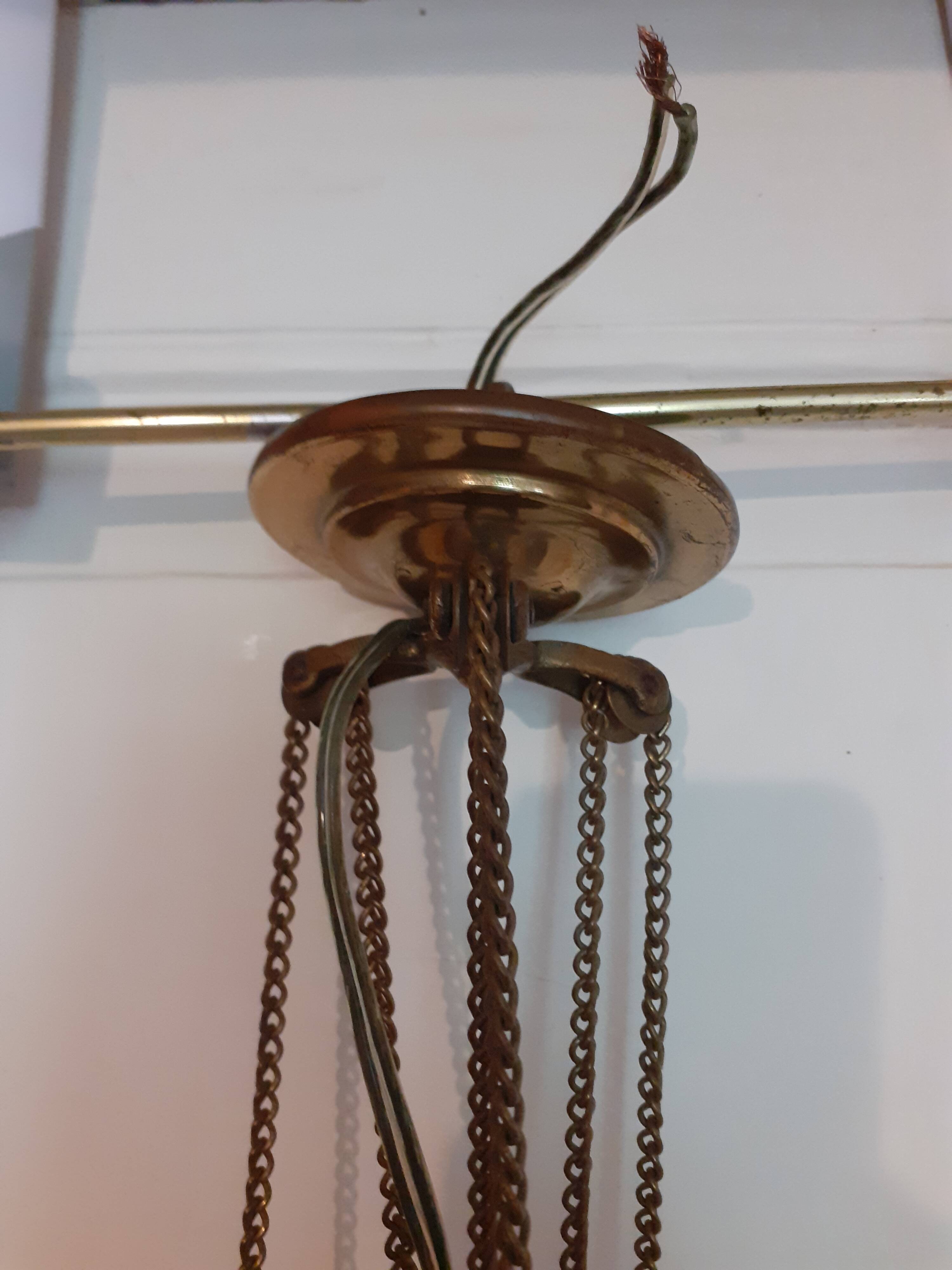 Suspension ancienne en opaline et laiton