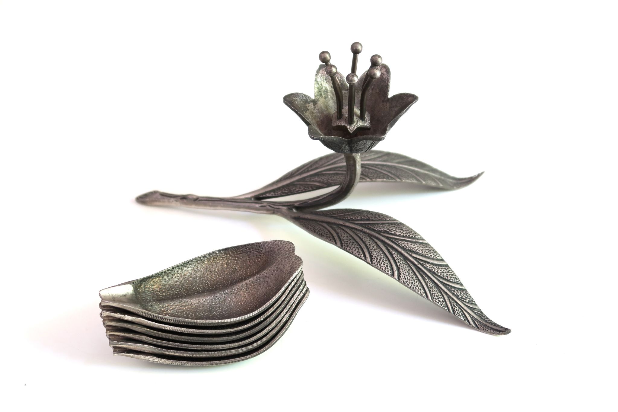 Fleur cendrier en métal argenté 6 pétales années 60
