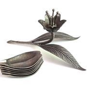 Fleur cendrier en métal argenté 6 pétales années 60