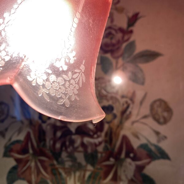 Lampe de bijoutier ancienne , Pied argenté ,Tulipe rose en verre dépoli