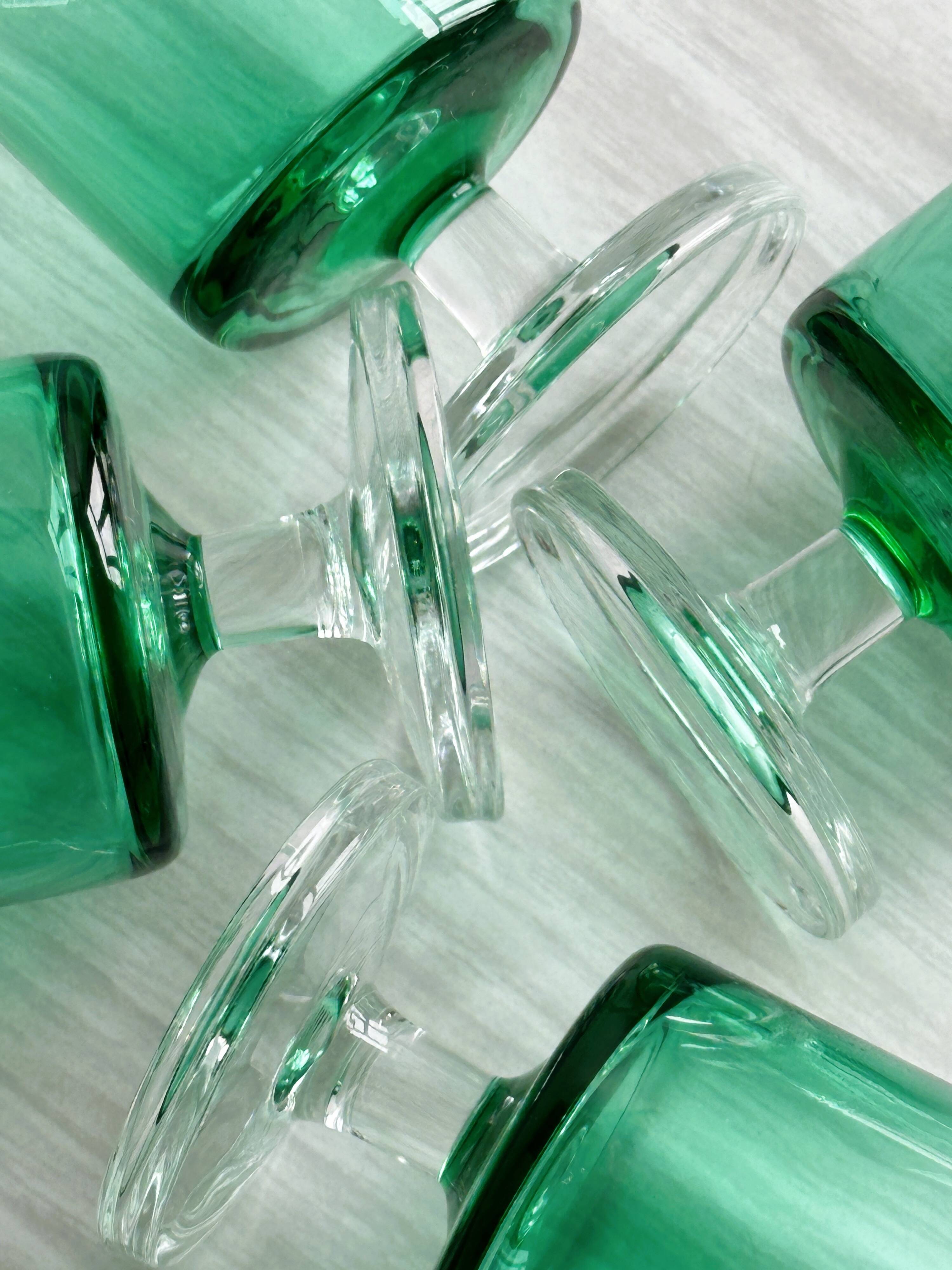 Verres à liqueur translucide vert.