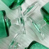 Verres à liqueur translucide vert.