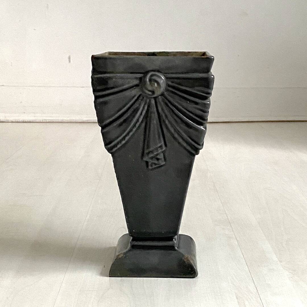 Small Art Deco vase in gray enameled cast iron