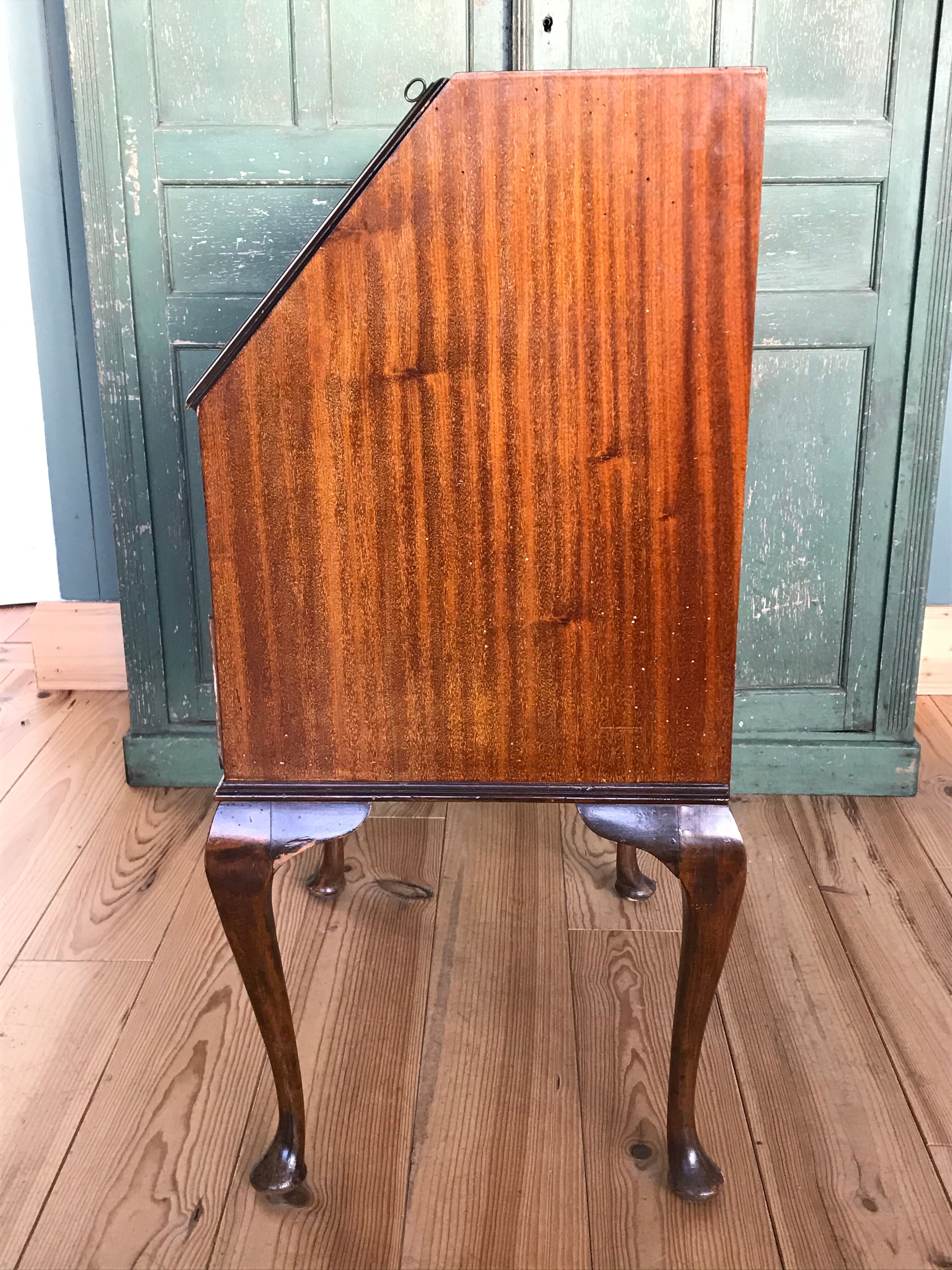 Mahogany English Scriban