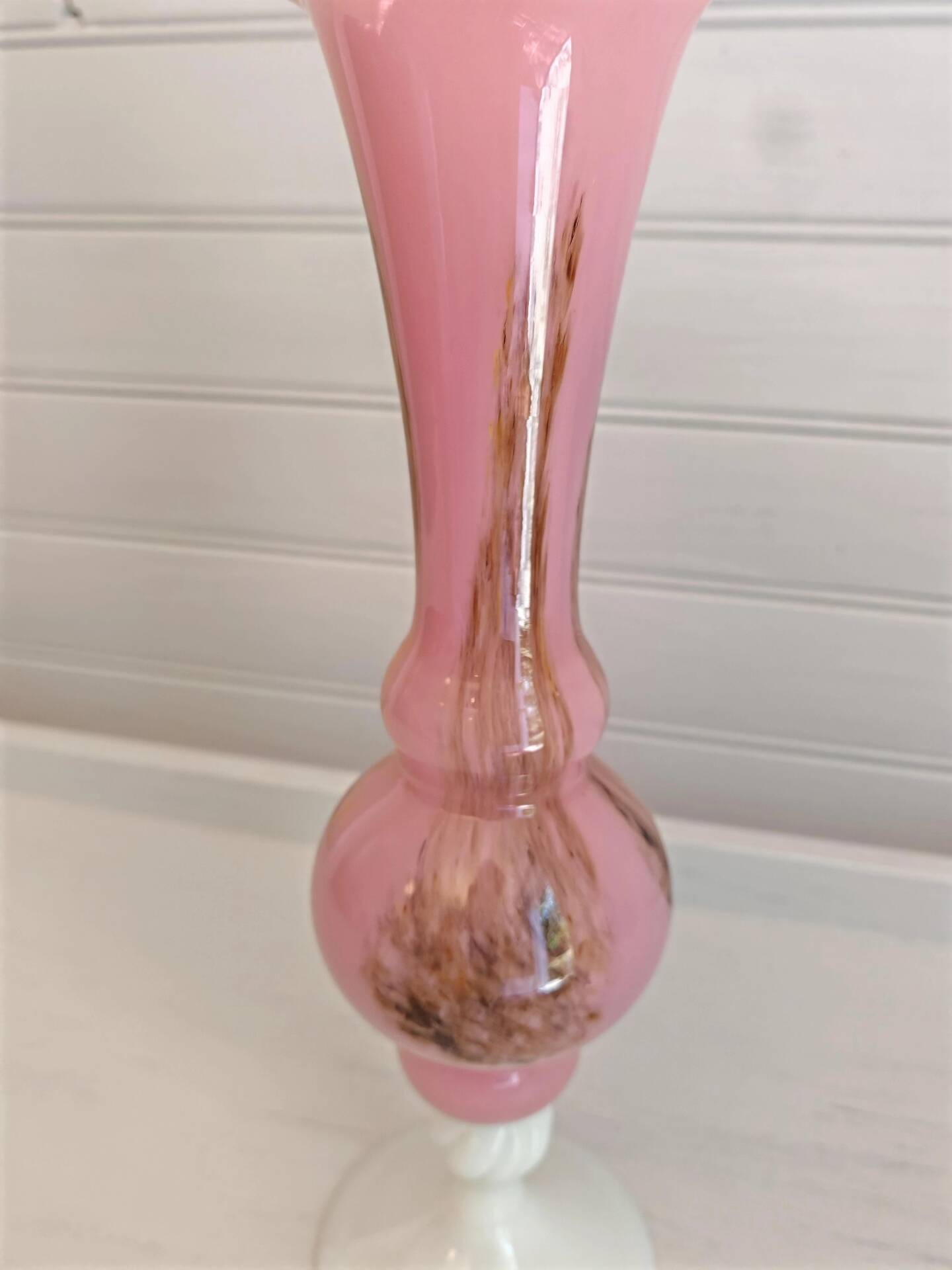 Vase in opalescent glass paste