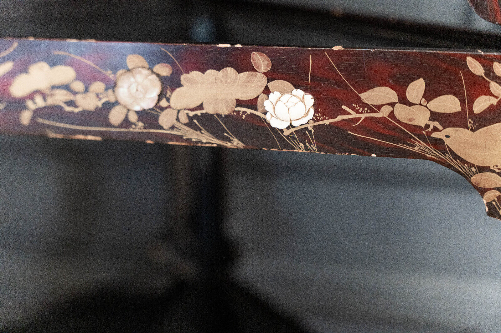 Corner shelf of China lacquer red background decoration golden highlights XXth