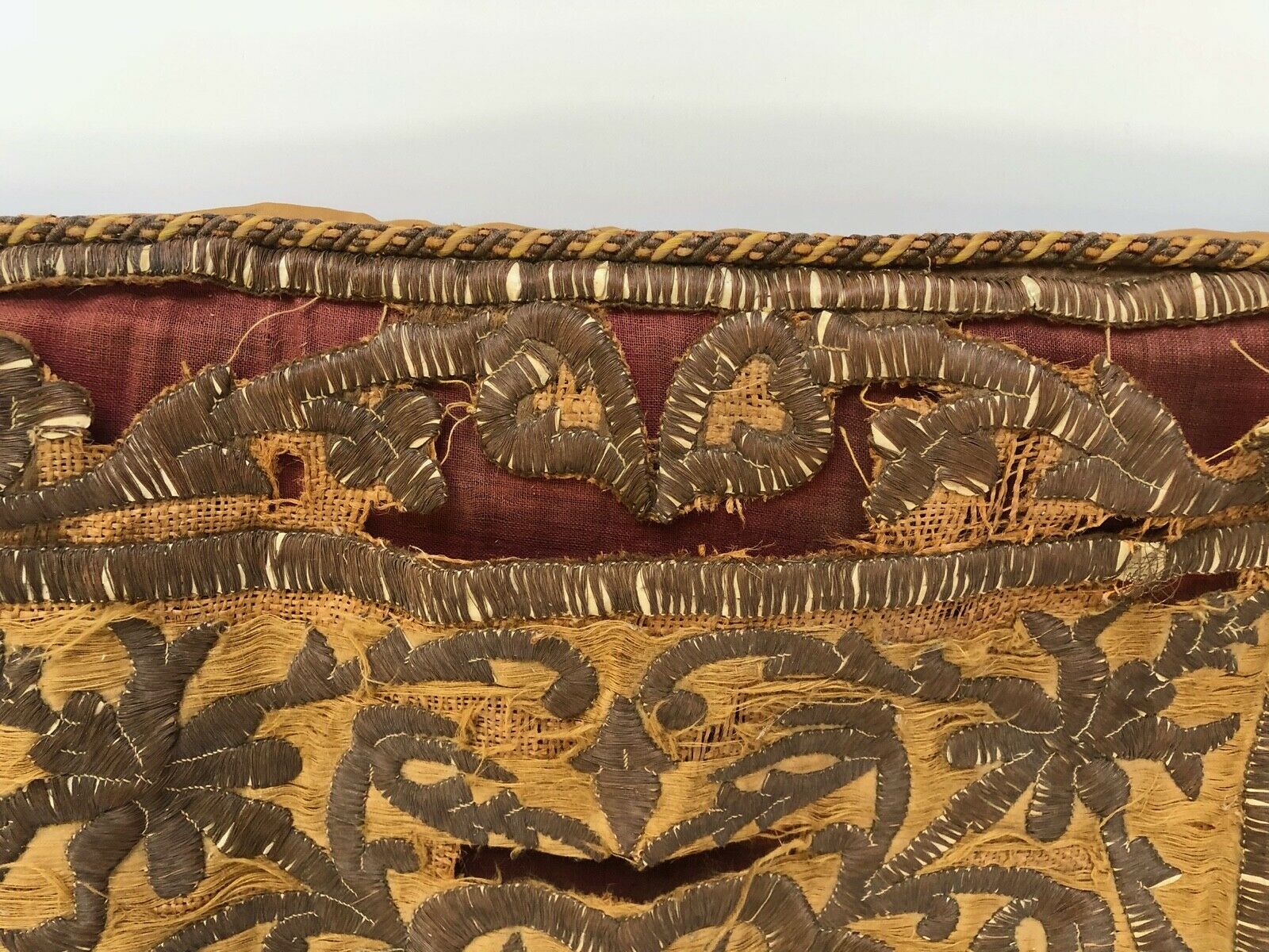 Former cushion 18 eme embroidery wire trimming in the state